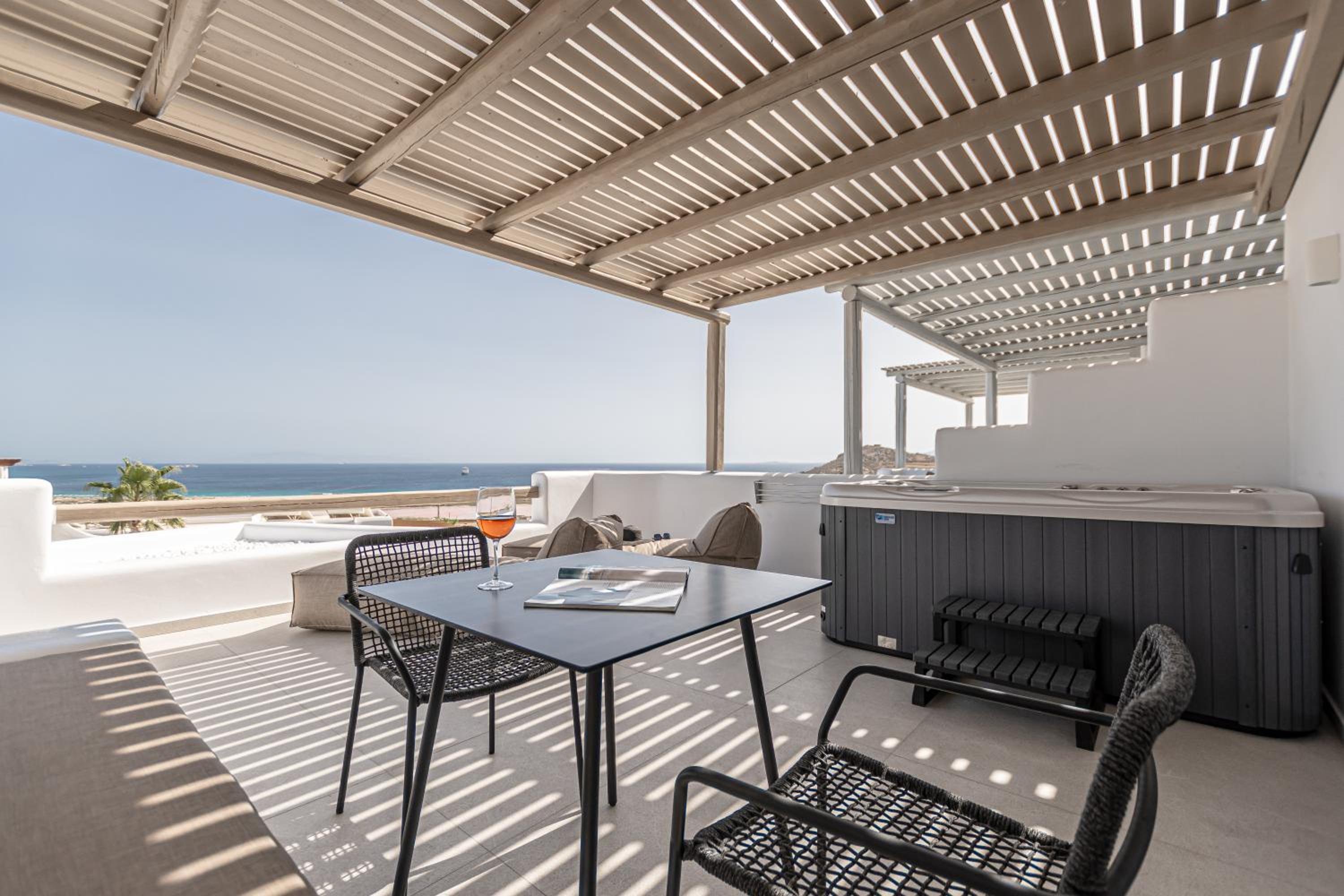 Deluxe Double Room with Outdoor Jacuzzi and Sea View - Photo 14