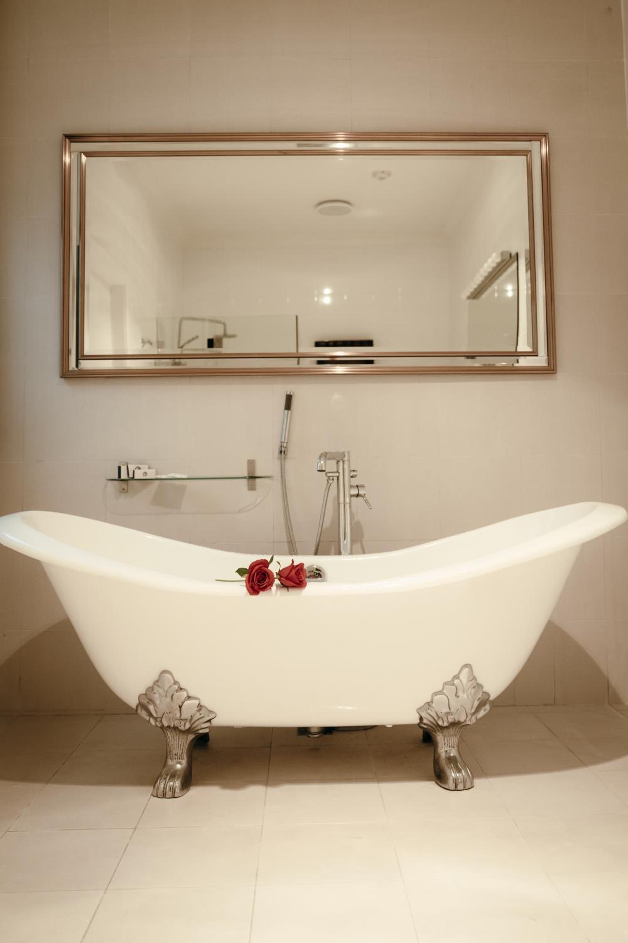 Deluxe King Suit with Slipper Bath