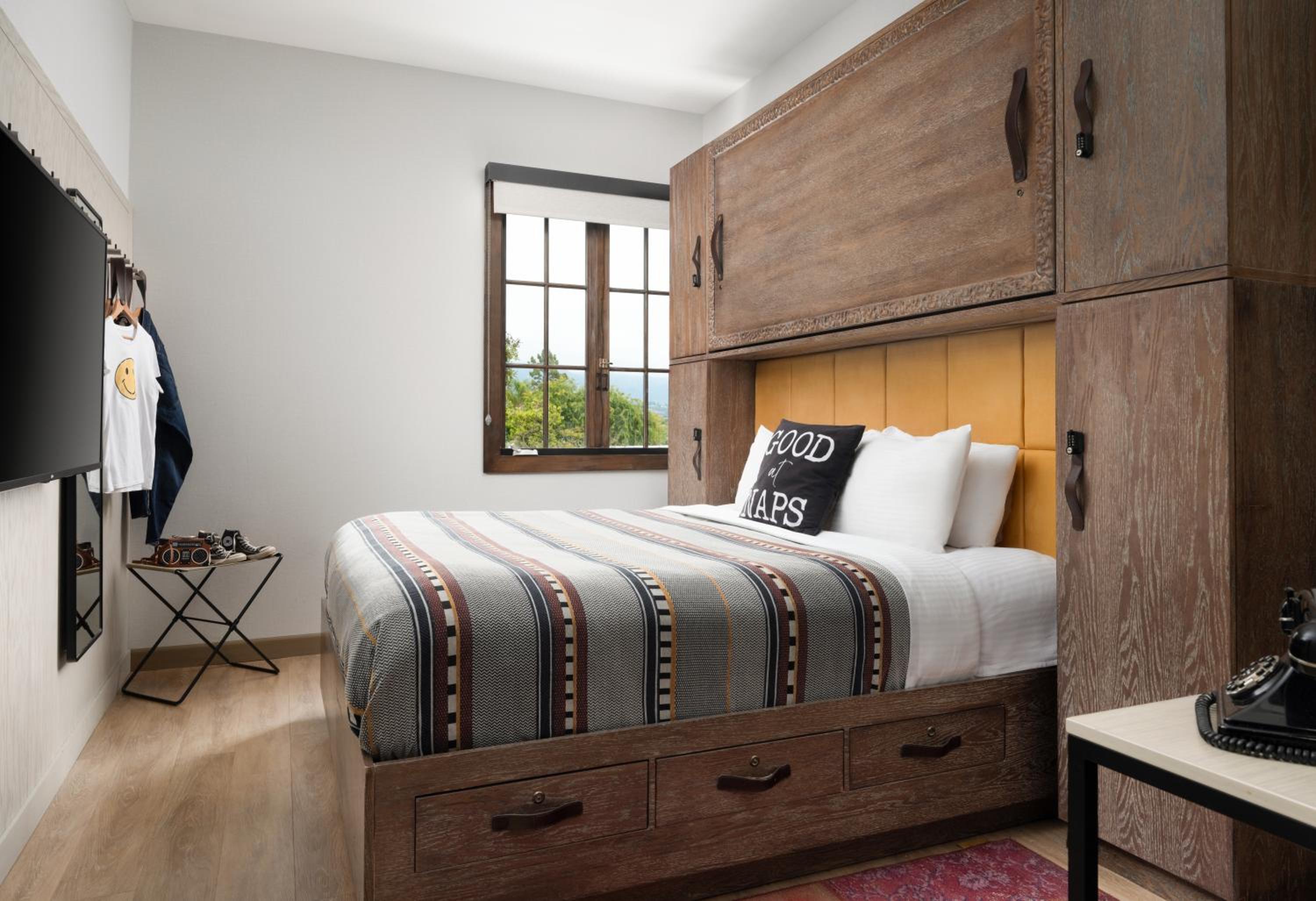 PETITE QUEEN - 135 SQF, Guest room photo 1