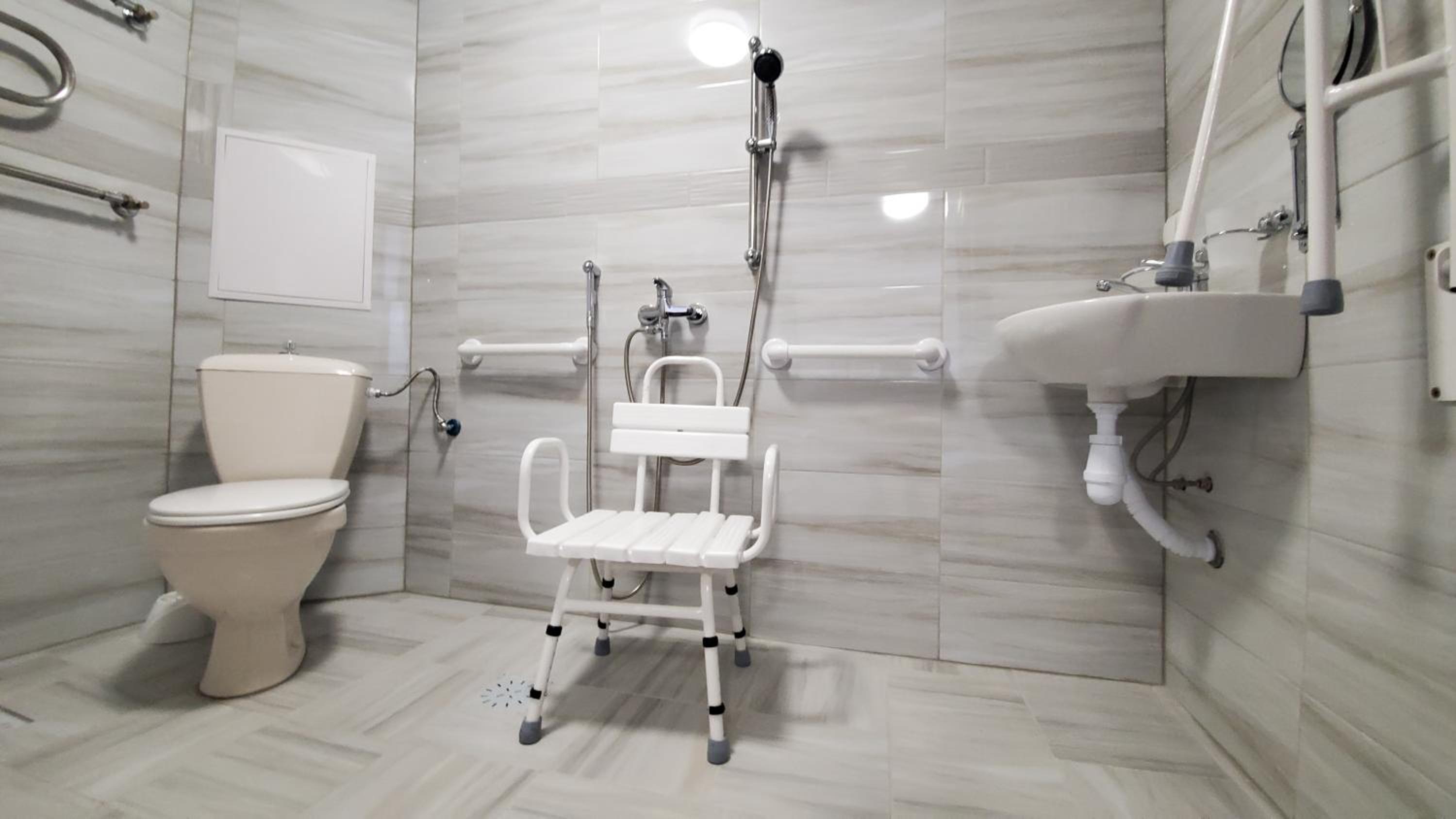 King Room with Roll-In Shower - Disability Access