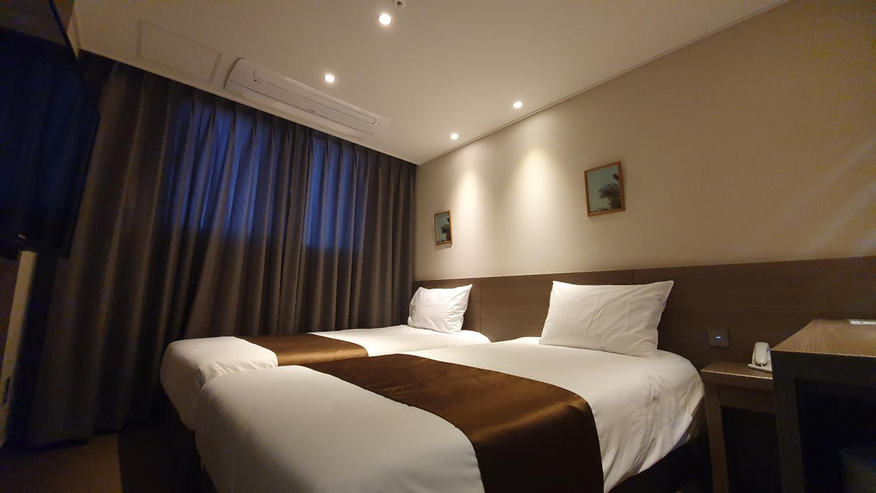 [Special Offer - Pole Dance Performance + Giveaway + Netflix] Standard Twin Room With No View