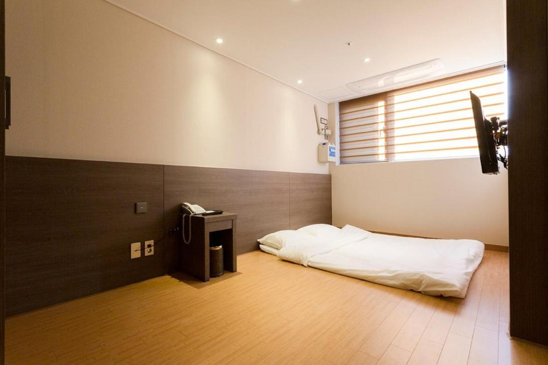 [Special Offer - Pole Dance Performance + Giveaway + Netflix] Korean Style Ondol Room With Mountain View