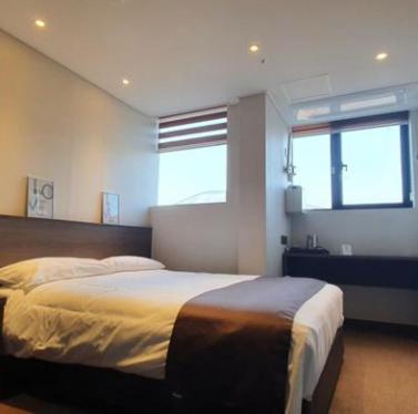 [Special Offer - Pole Dance Performance + Giveaway + Netflix] Corner Double Room
