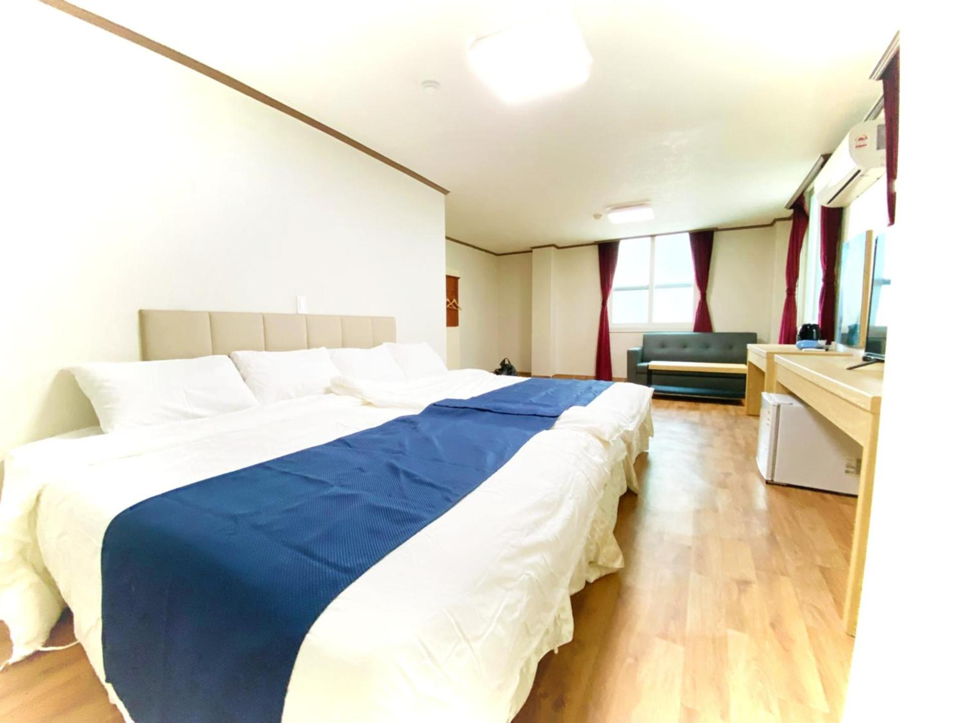 Large Twin Room - Photo 5