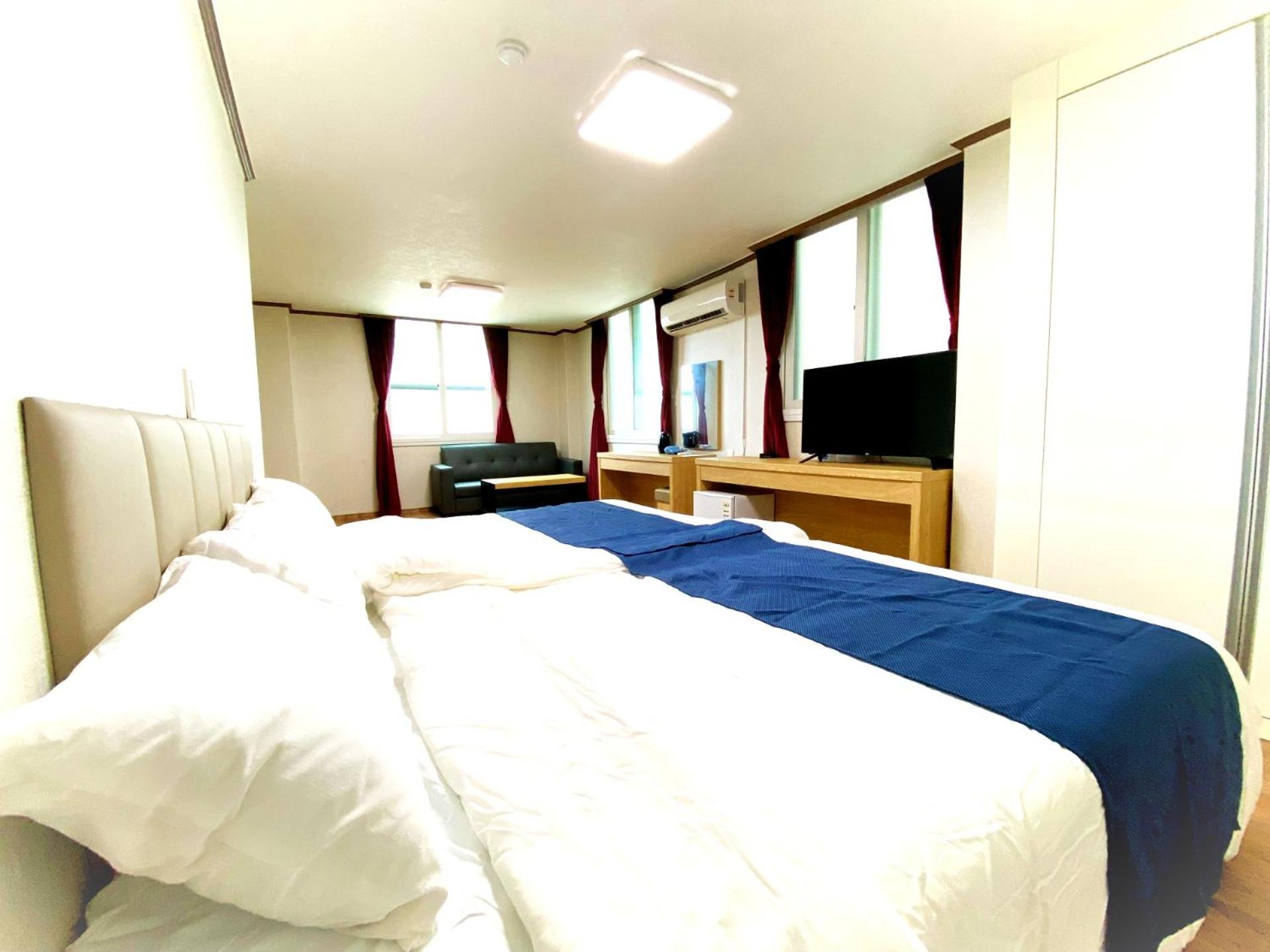 Large Twin Room - Photo 8