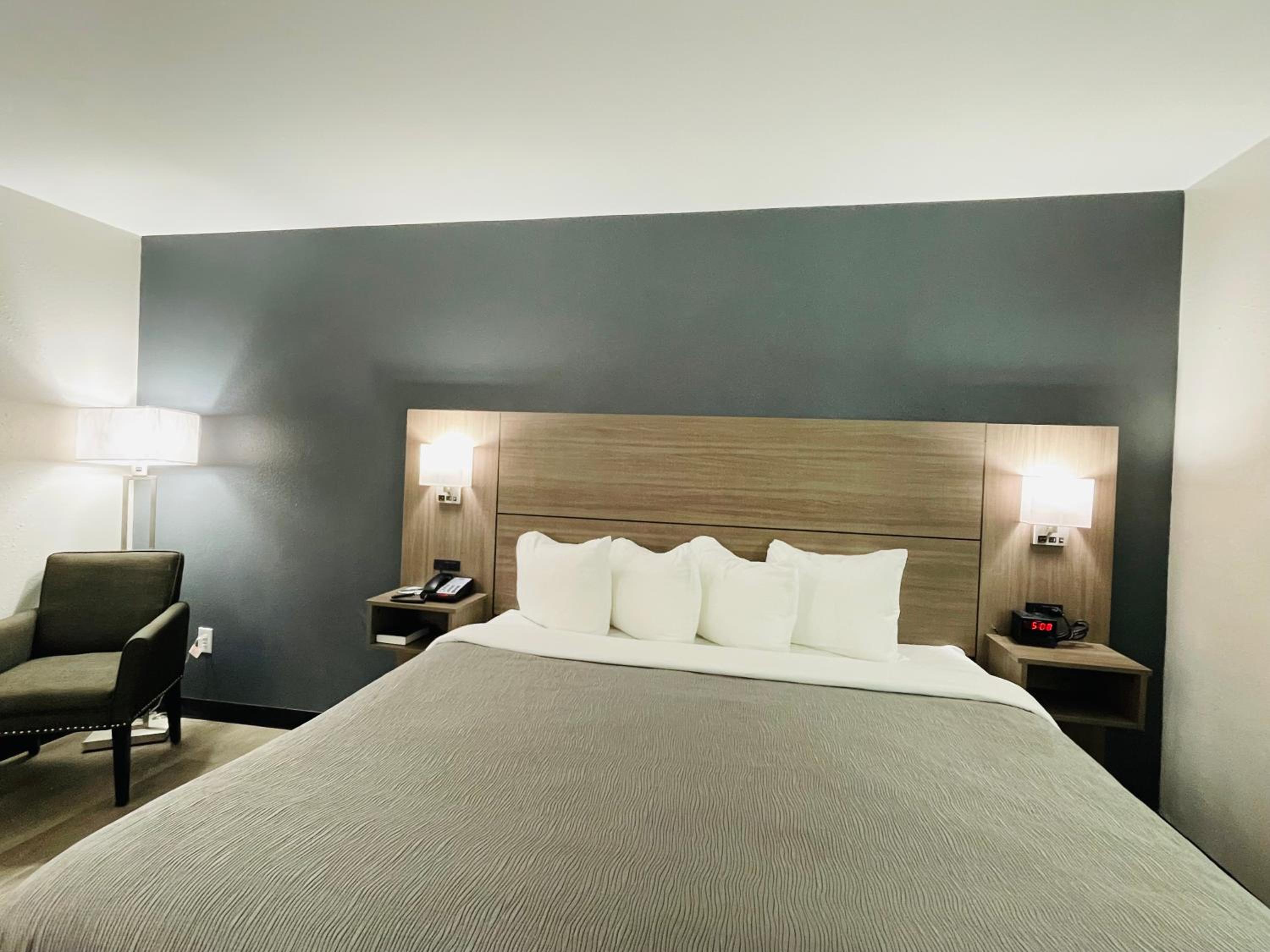 King Room - Non-Smoking - Photo 9