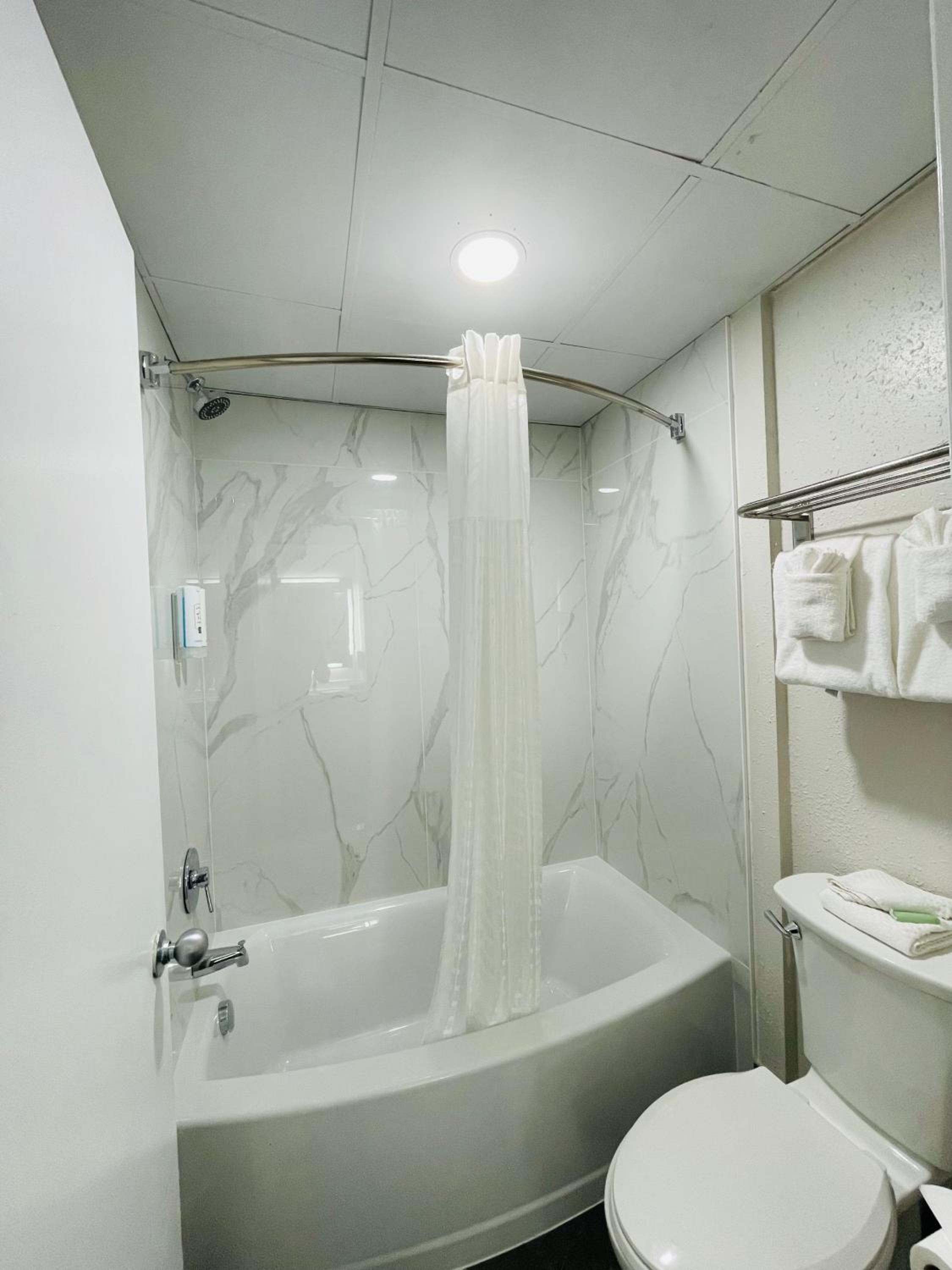 King Room - Non-Smoking - Photo 8