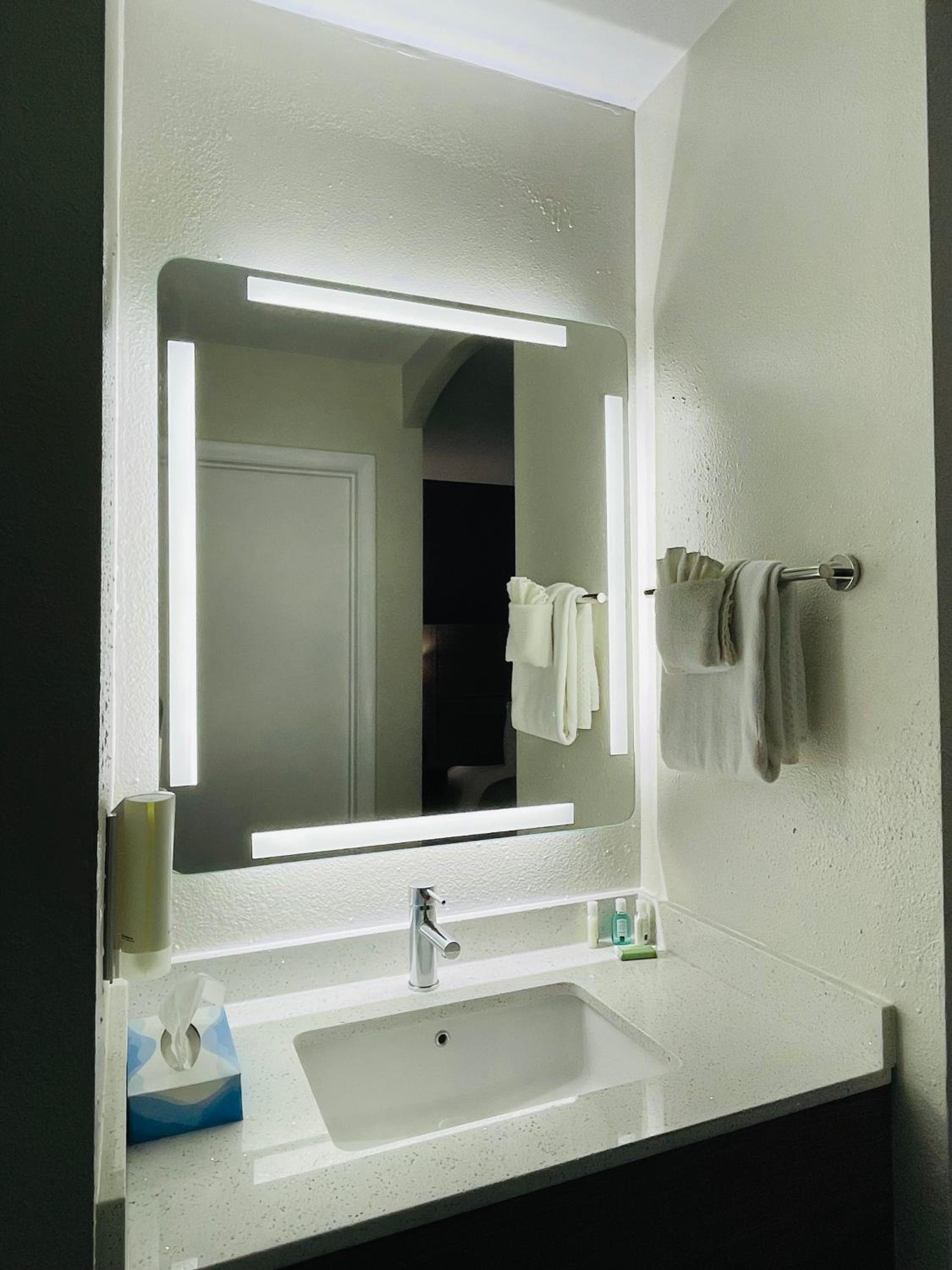 King Room - Non-Smoking - Photo 10