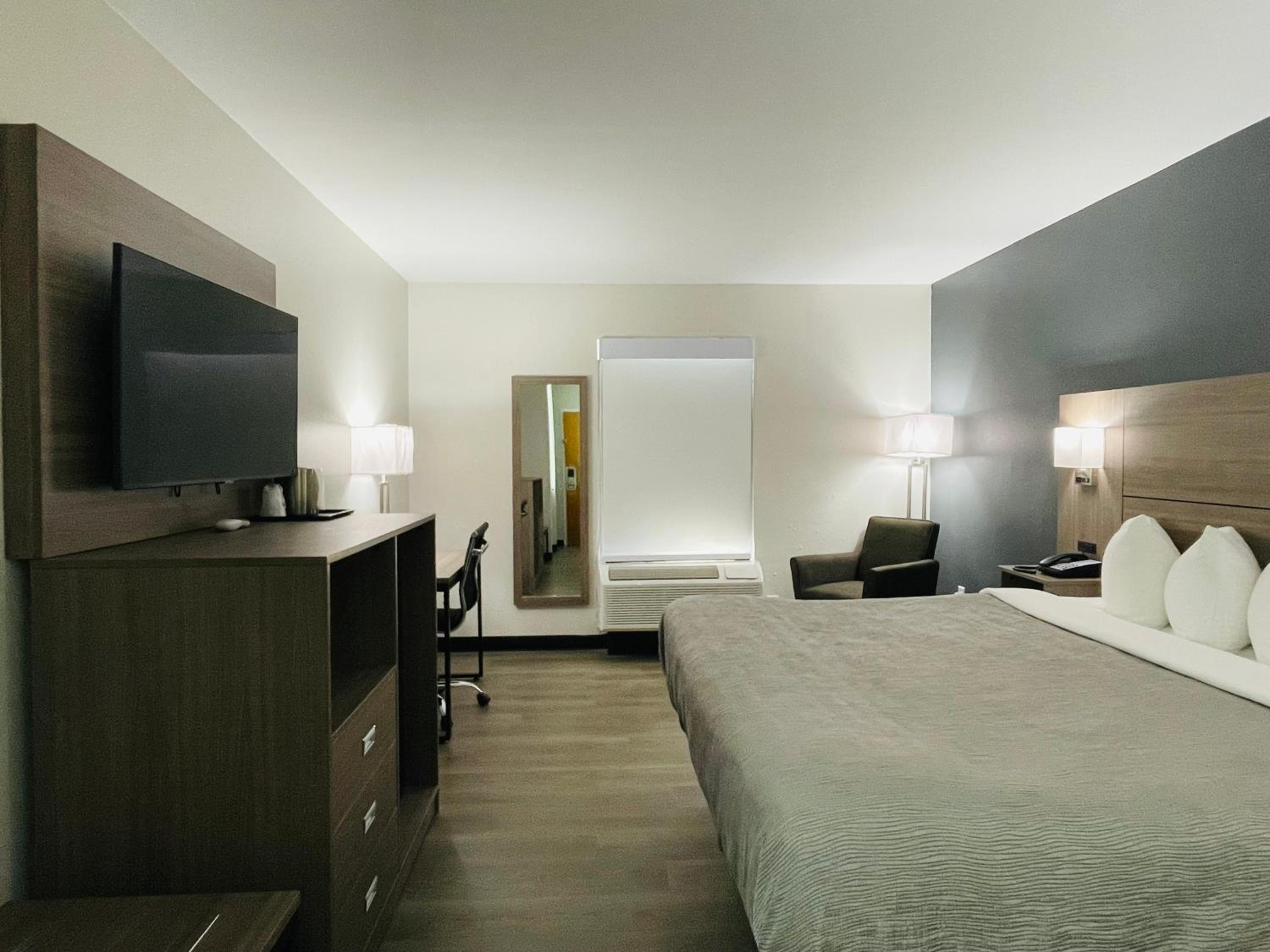 King Room - Non-Smoking - Photo 5