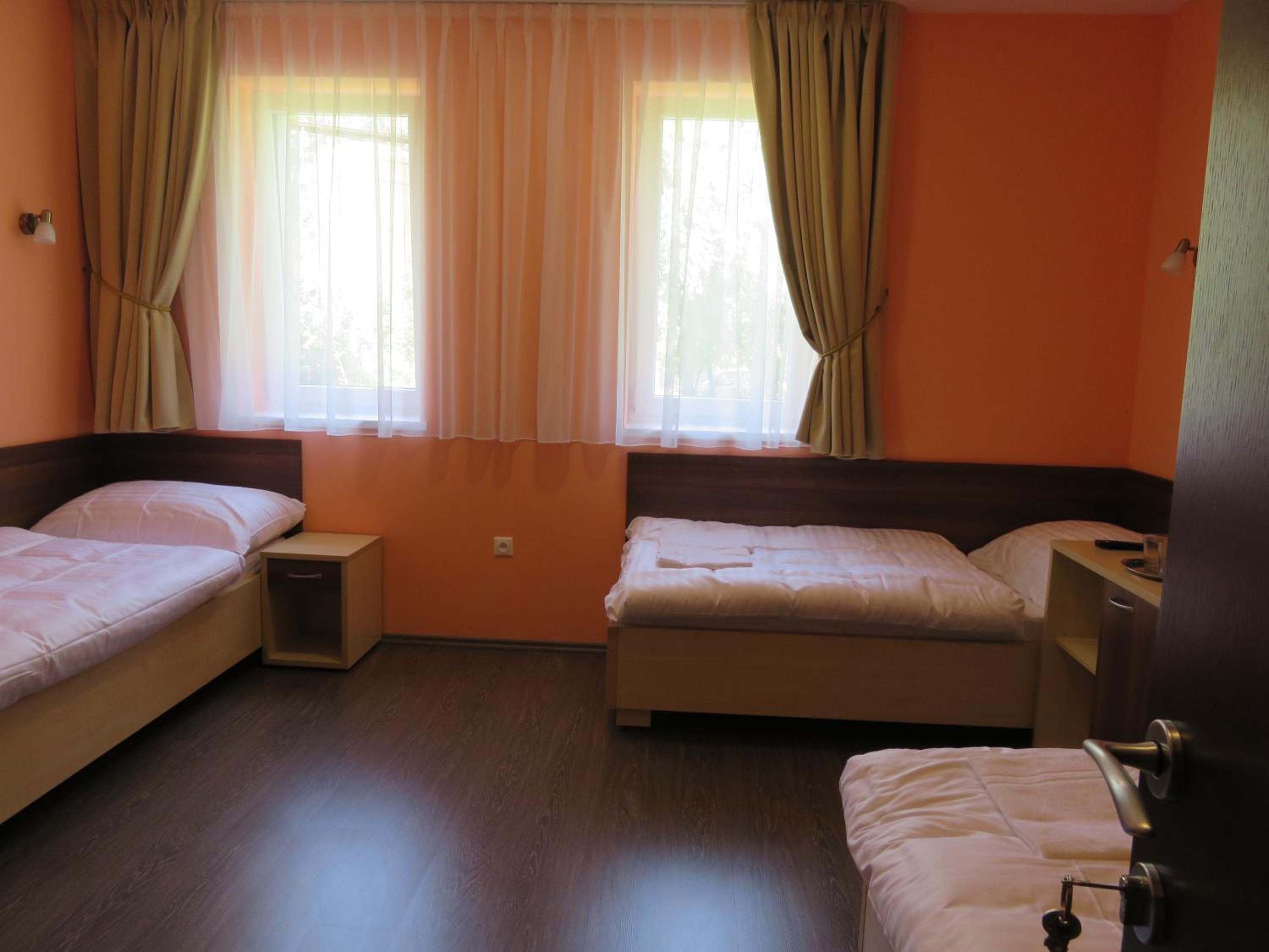 Standard Twin Room - Photo 1