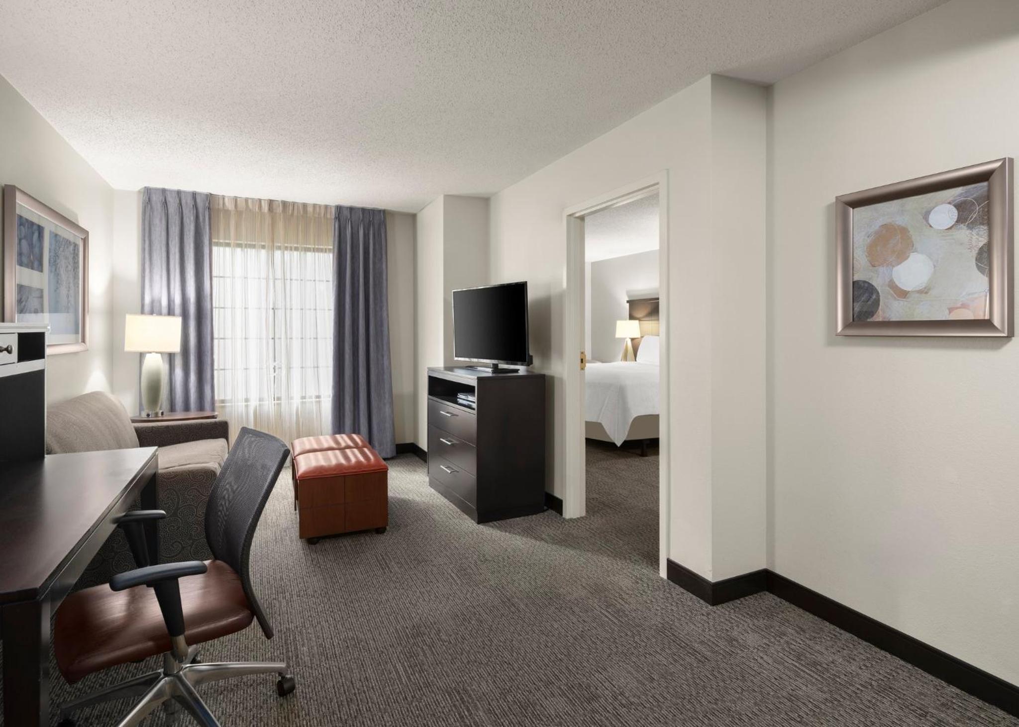 One-Bedroom King Room with Roll-in Shower - Hearing Accessible - Non-Smoking - Photo 1
