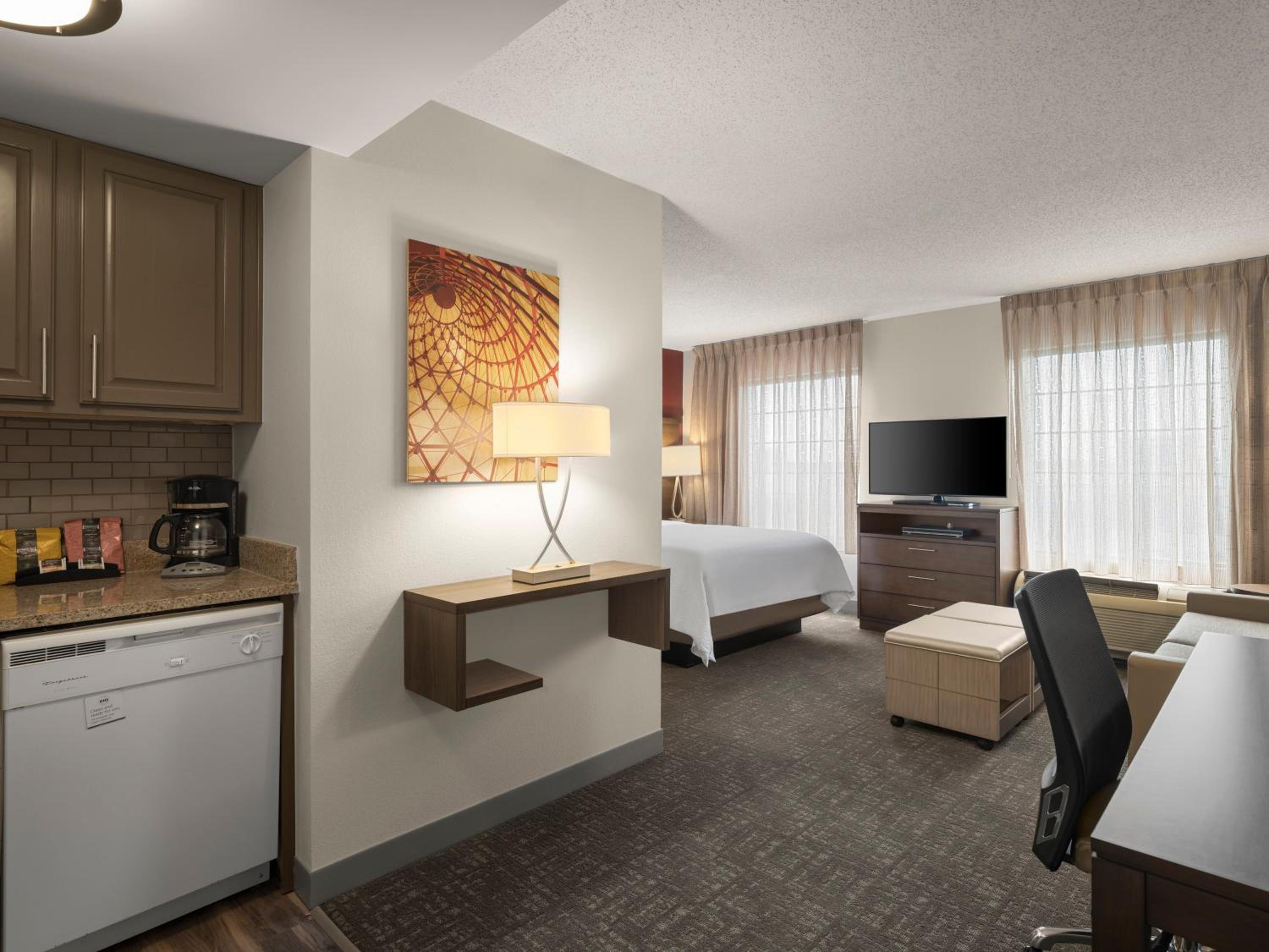 Queen Studio Suite - Photo 1