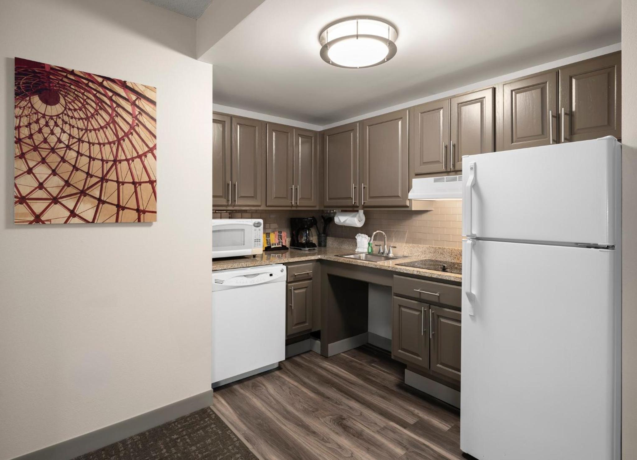 One-Bedroom Suite - Communications/Mobility Accessible with Tub photo 2