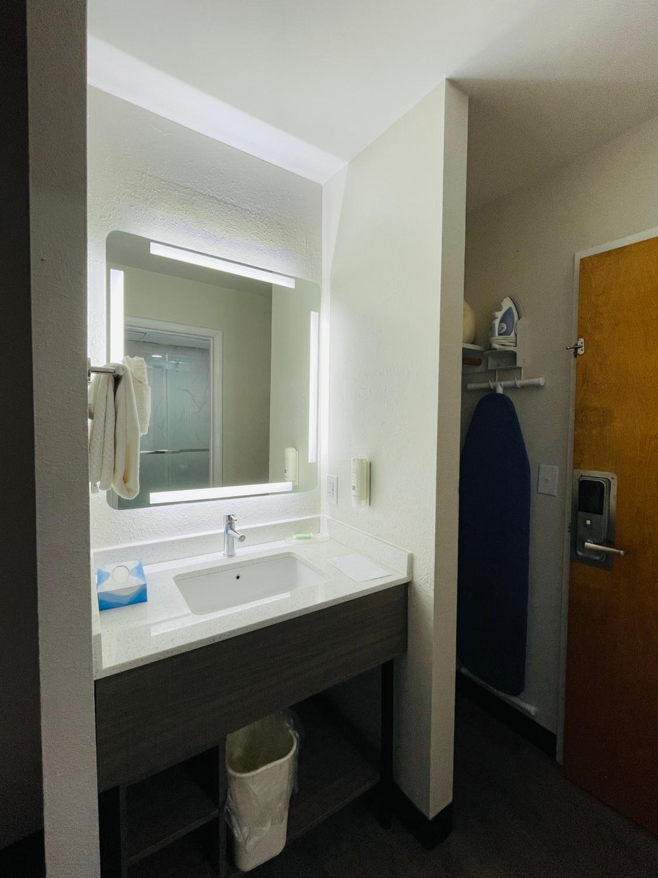Queen Room - Accessible/Non-Smoking/Pet Friendly - Photo 2