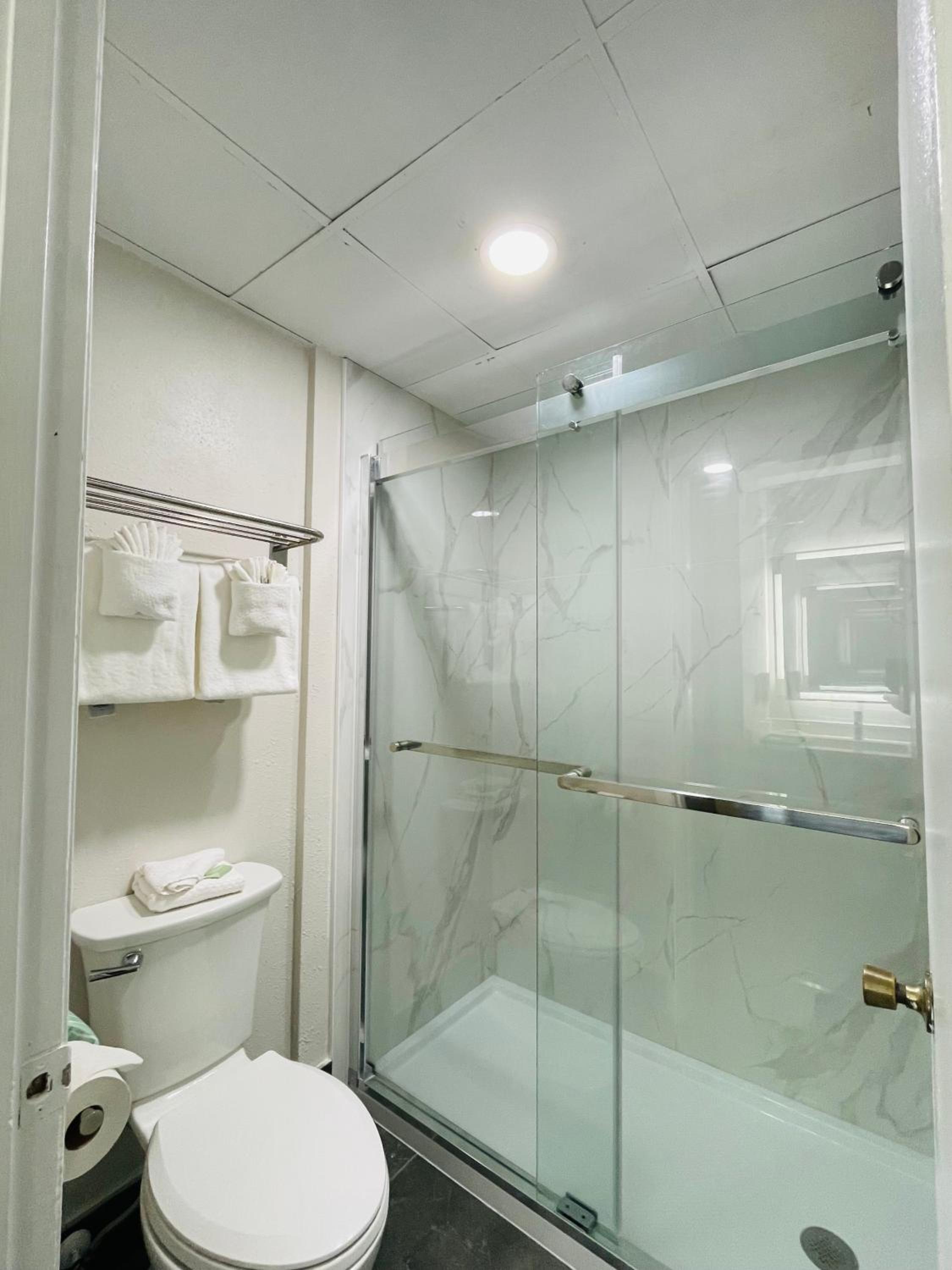 Queen Room - Accessible/Non-Smoking/Pet Friendly - Photo 3