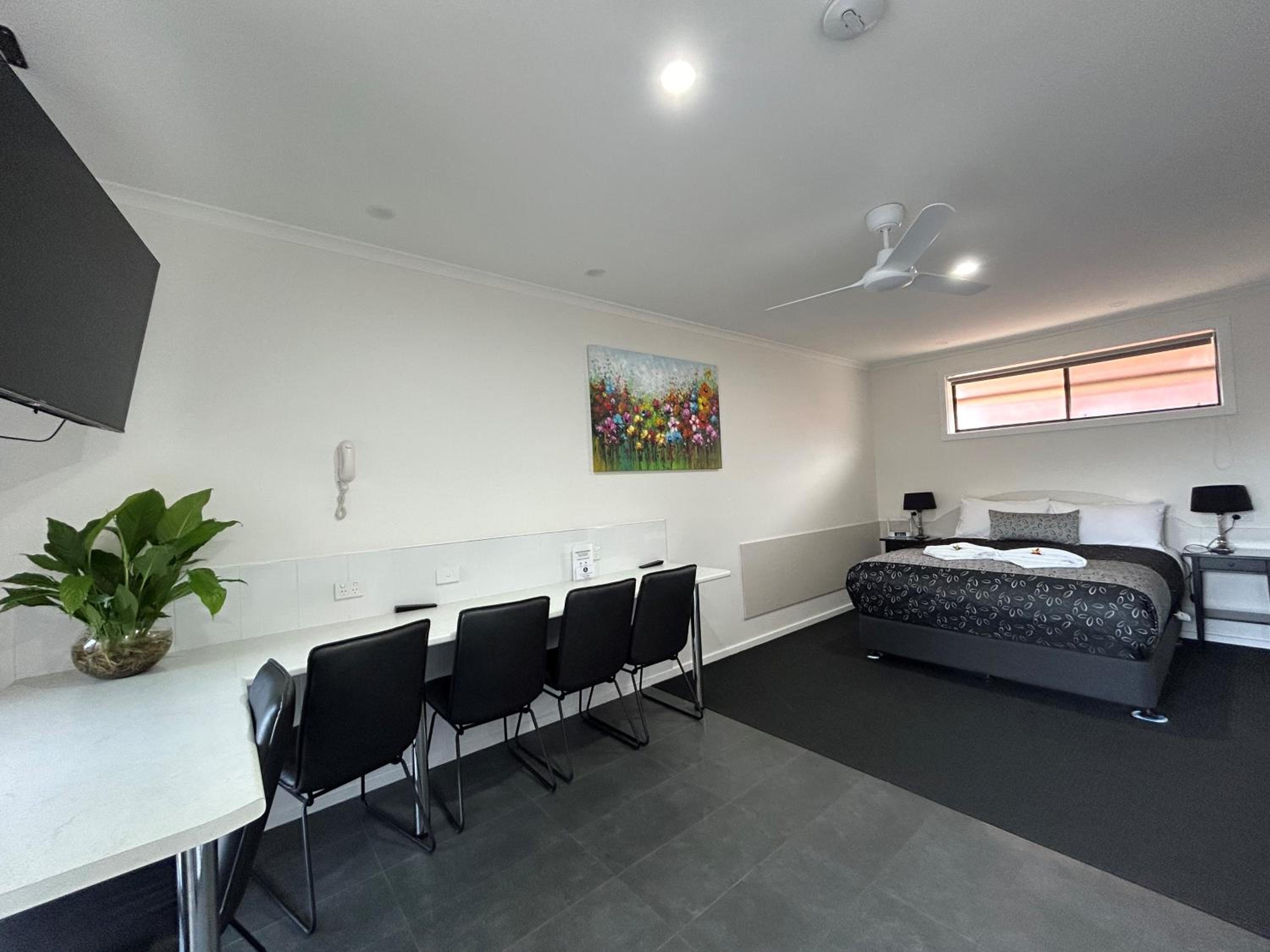 Executive Two-Bedroom Suite - Photo 7