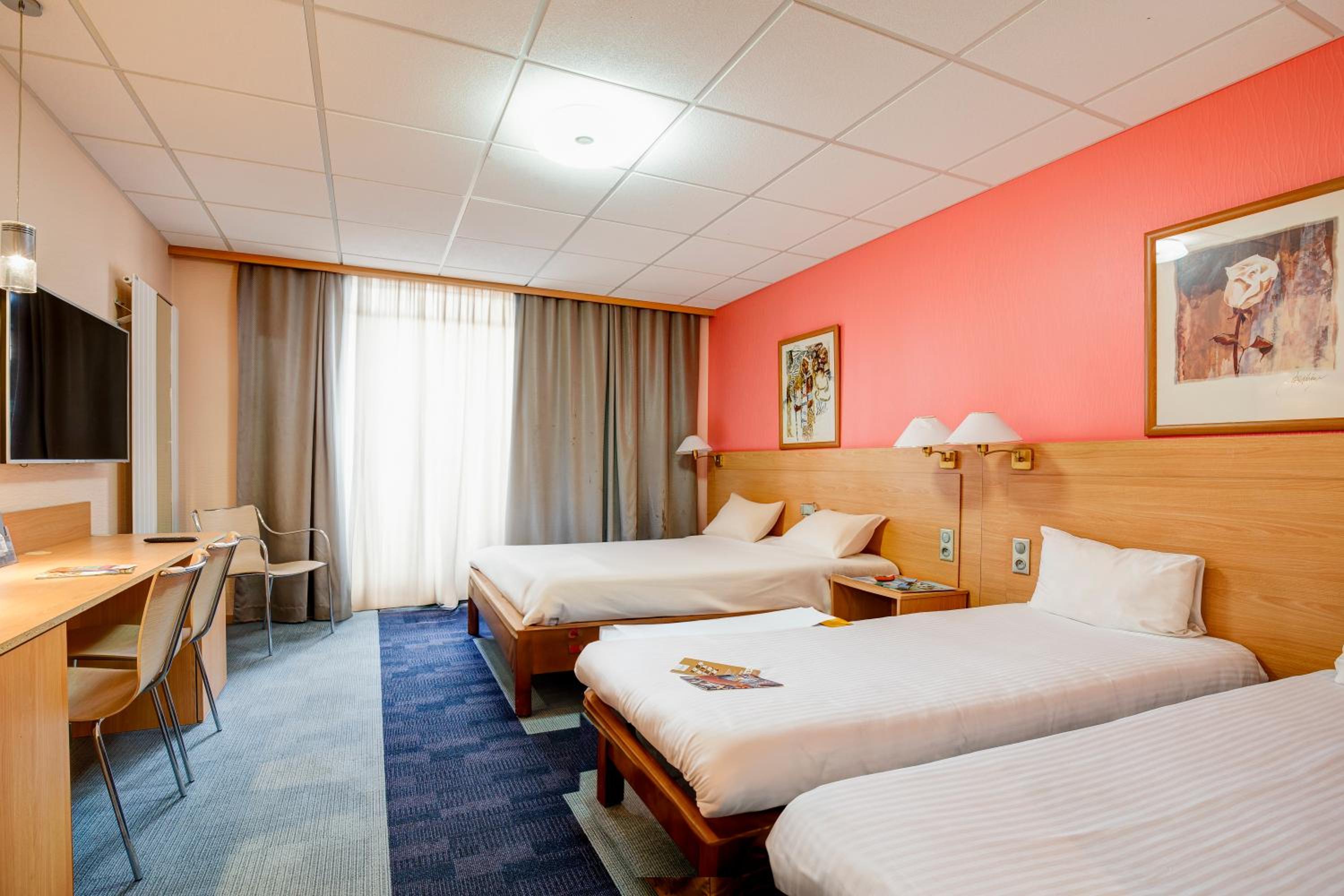 Standard Room with One Double Bed and Two Single Beds - Photo 1