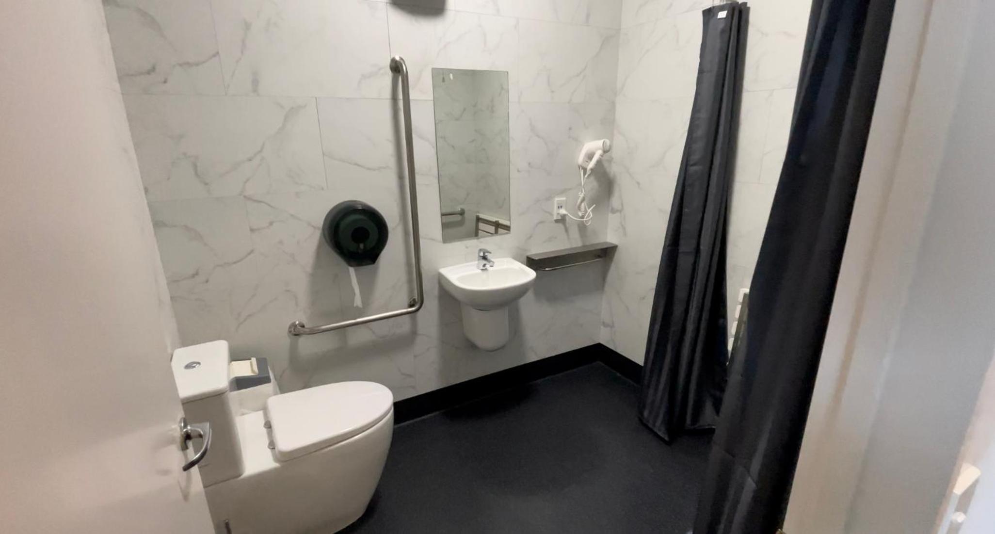 Queen Suite - Photo 2