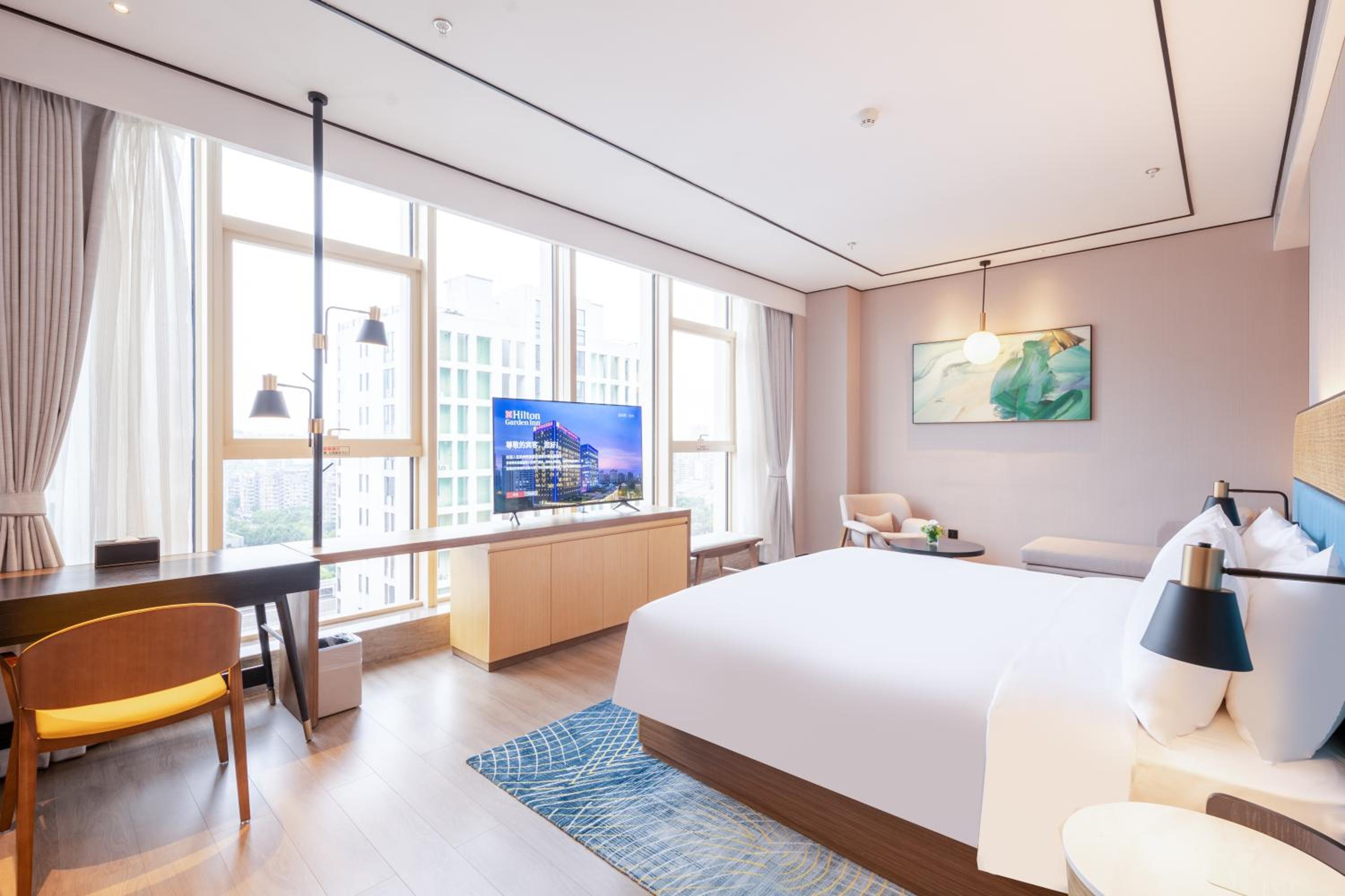 Deluxe King Room - Photo 2