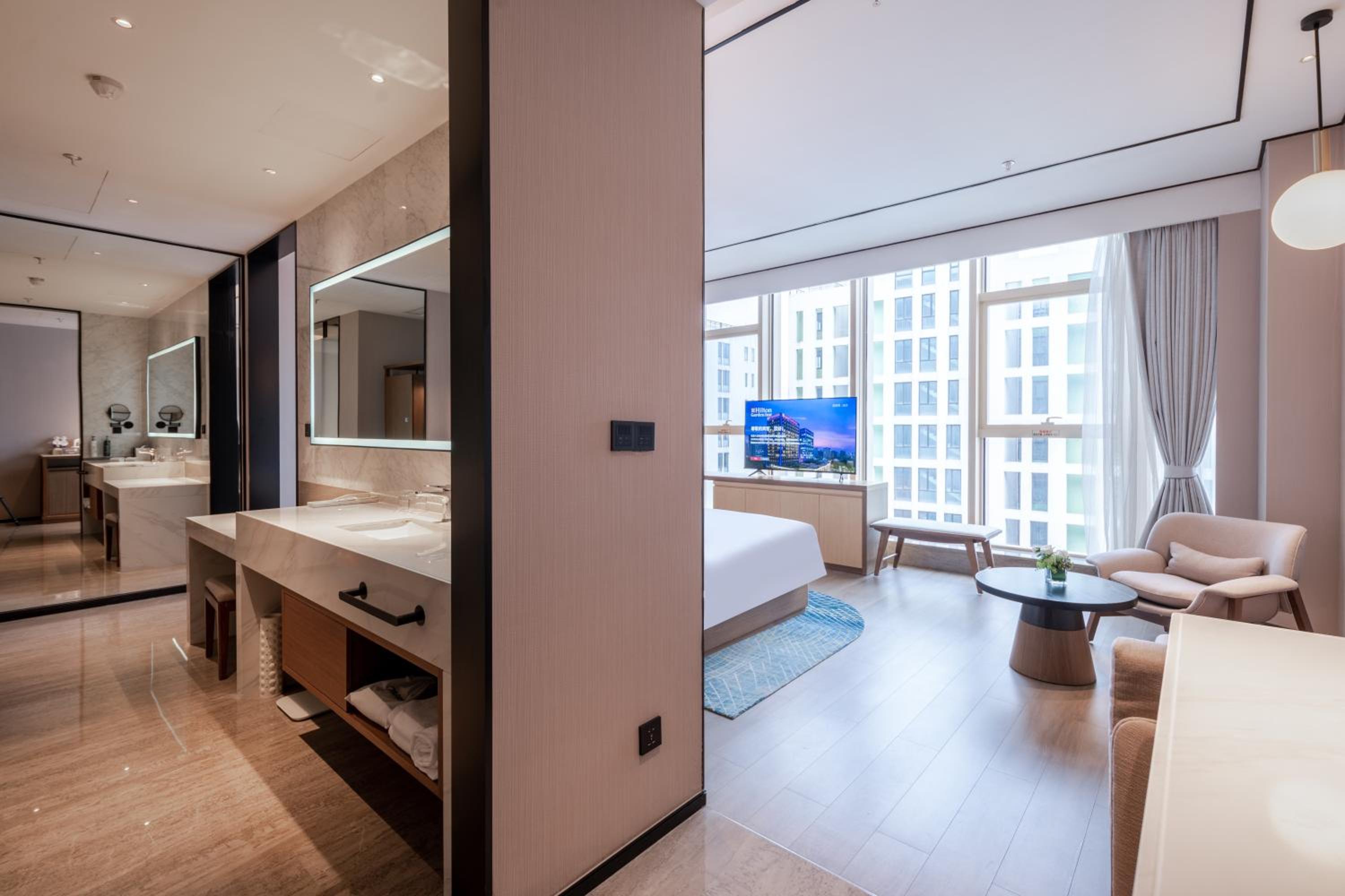 Deluxe King Room - Photo 3
