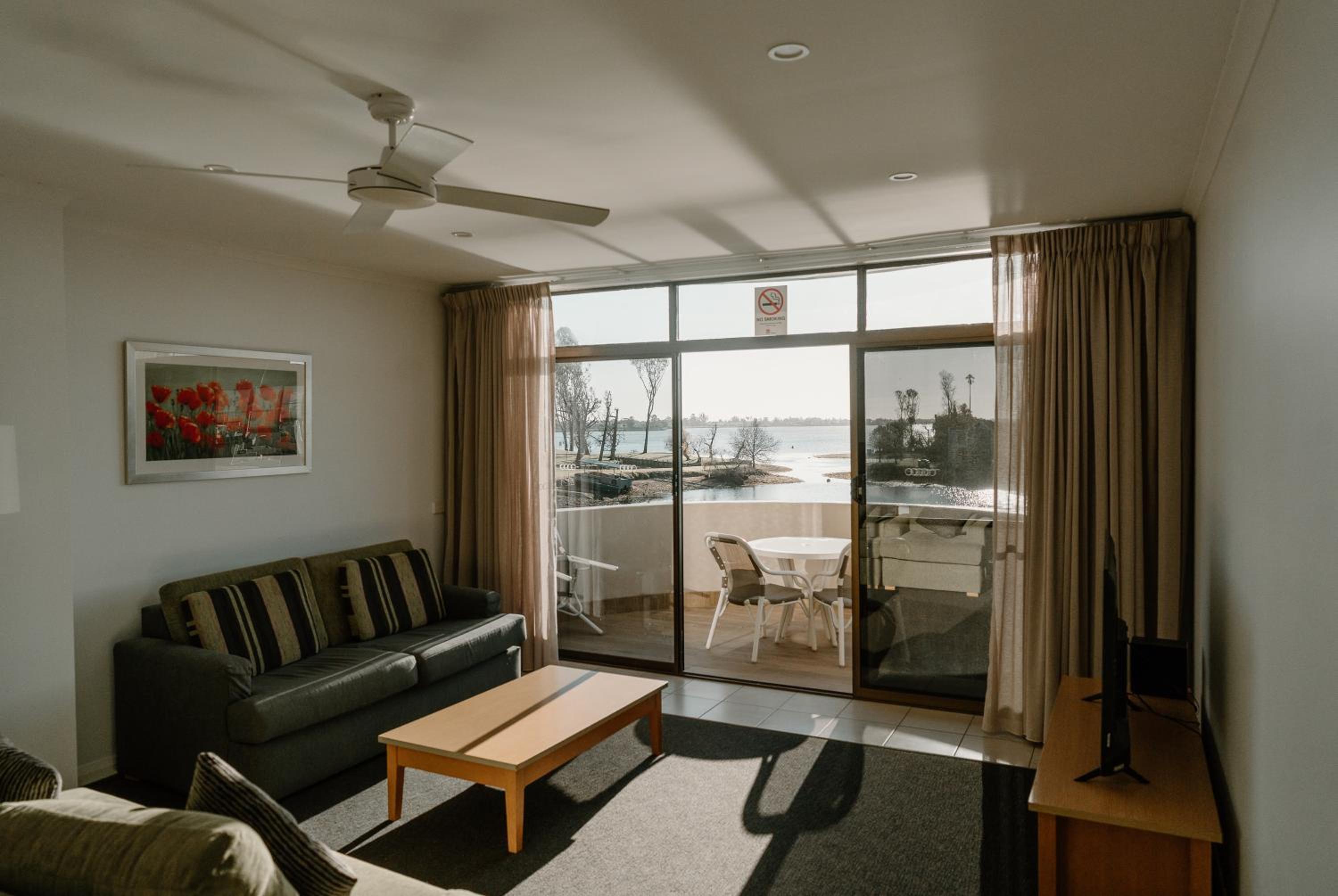 One-Bedroom Apartment photo 2
