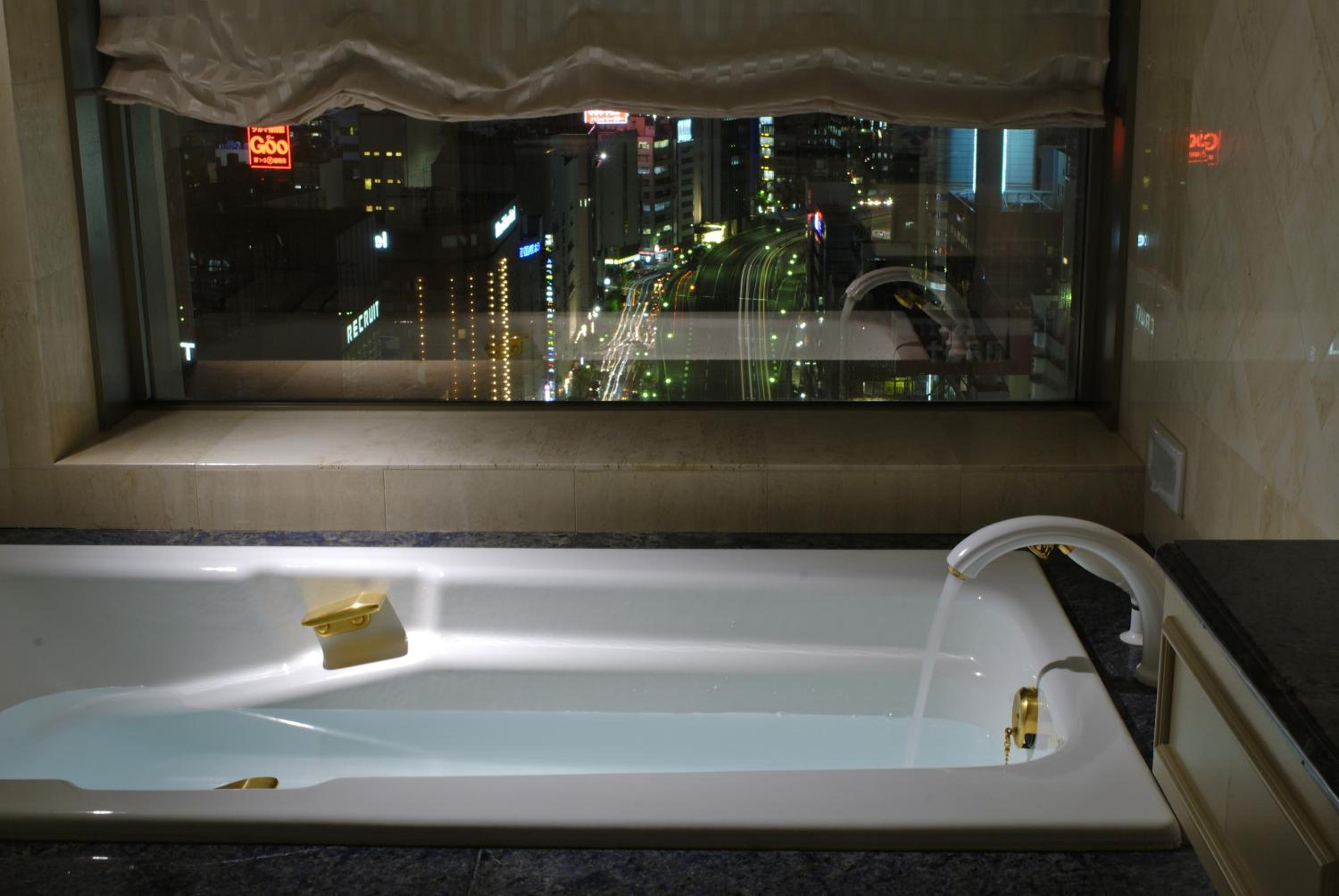 Deluxe Corner Twin Room with Two Extra Beds - Non-Smoking  - Club Lounge Access photo 2
