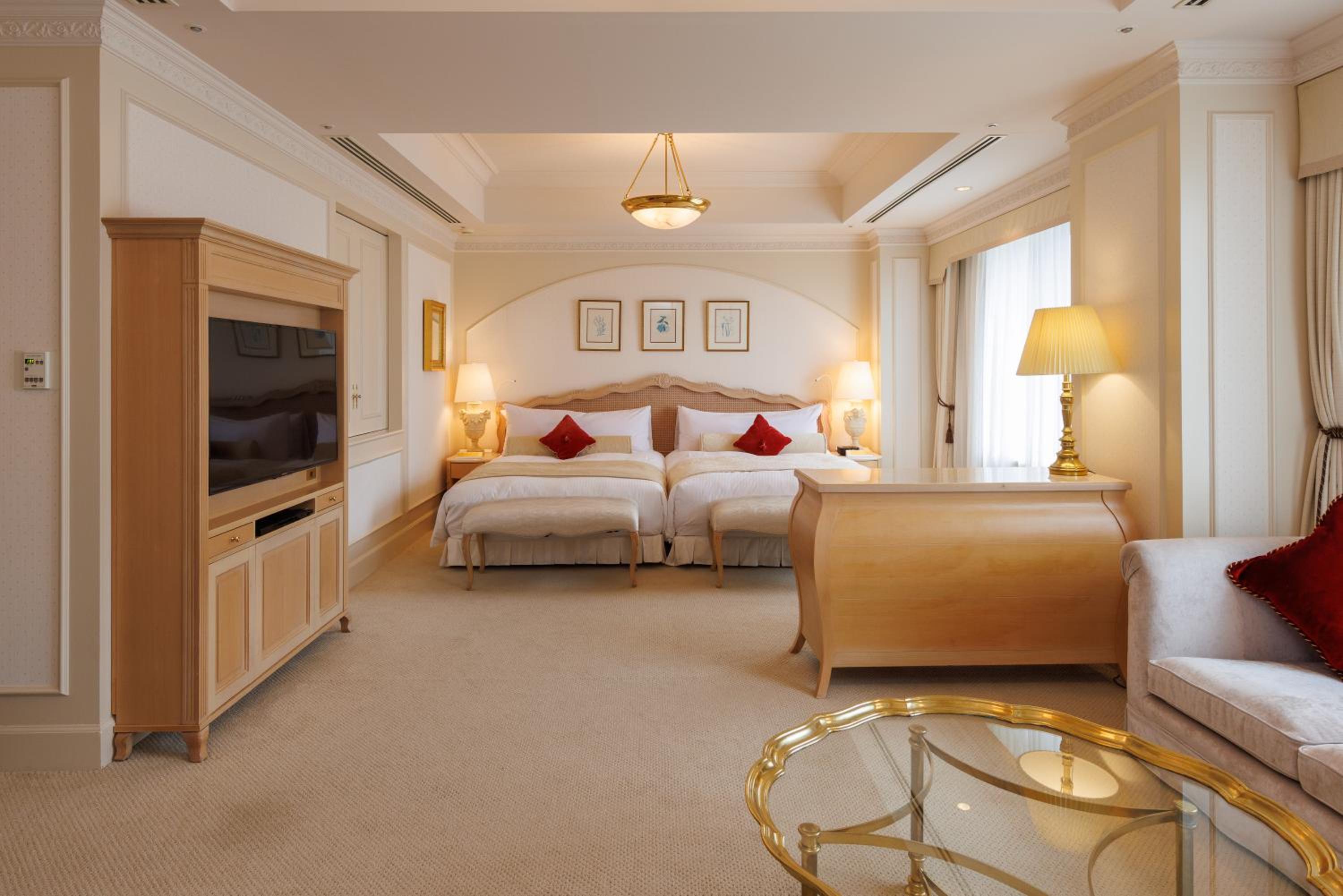 Junior Suite with Two Extra Beds - Non-Smoking - Club Lounge Access photo 1