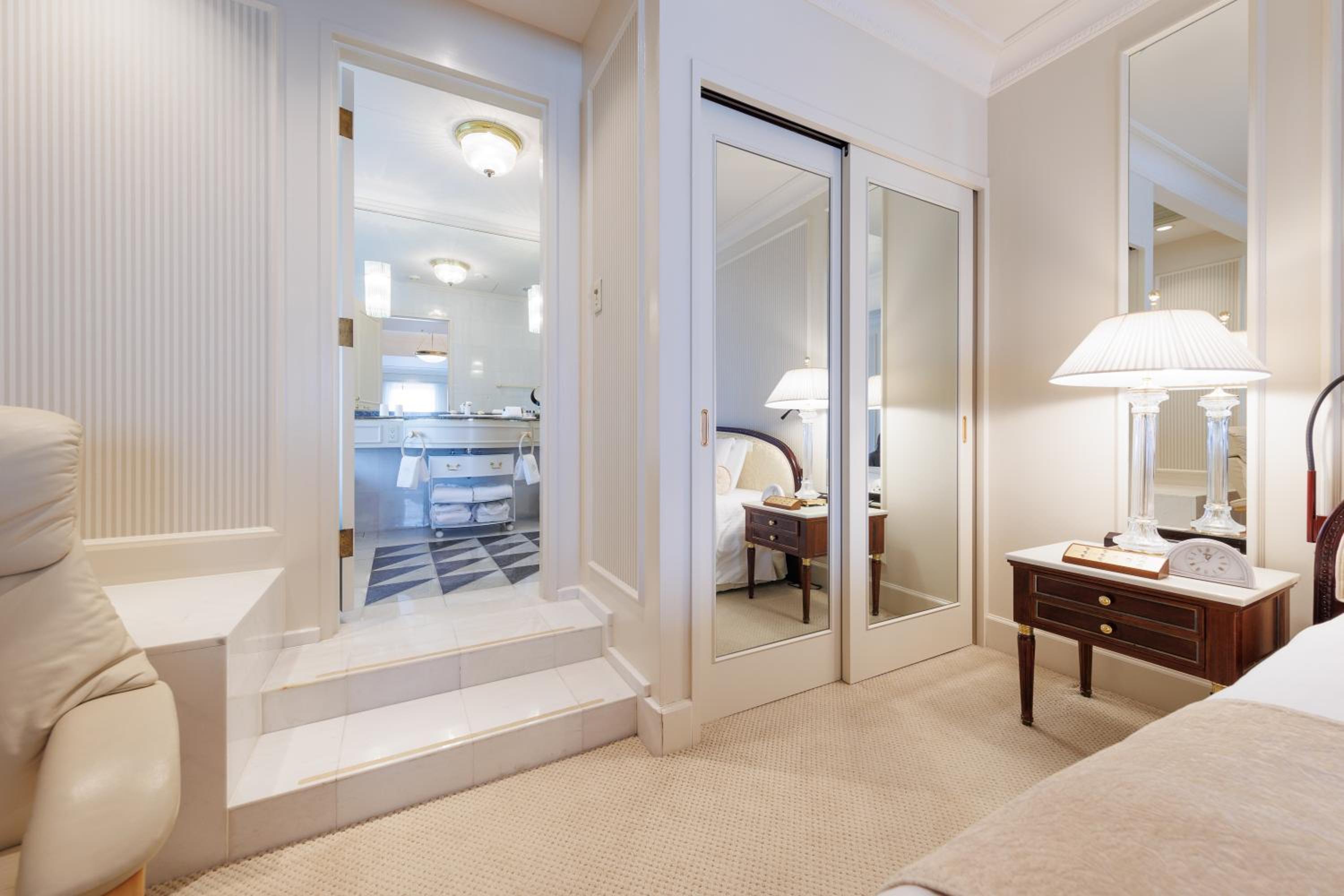 Suite - Non-Smoking - Club Lounge Access photo 3