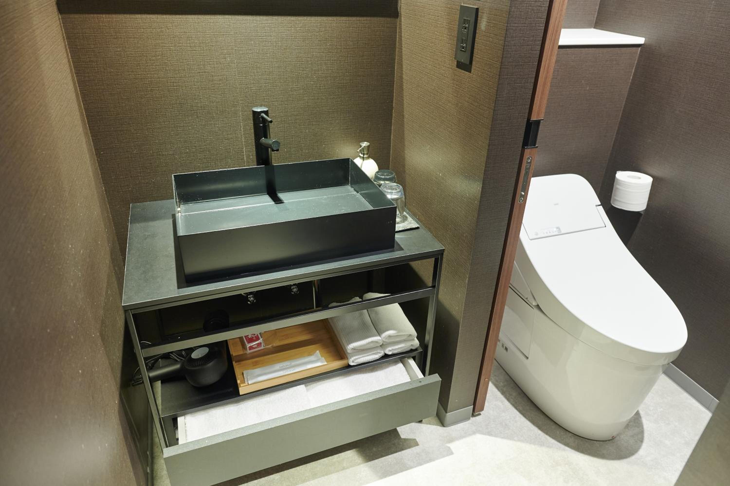 Room Selected at Check-In without Shower and TV - No Request Acceptable including Bed Types photo 3