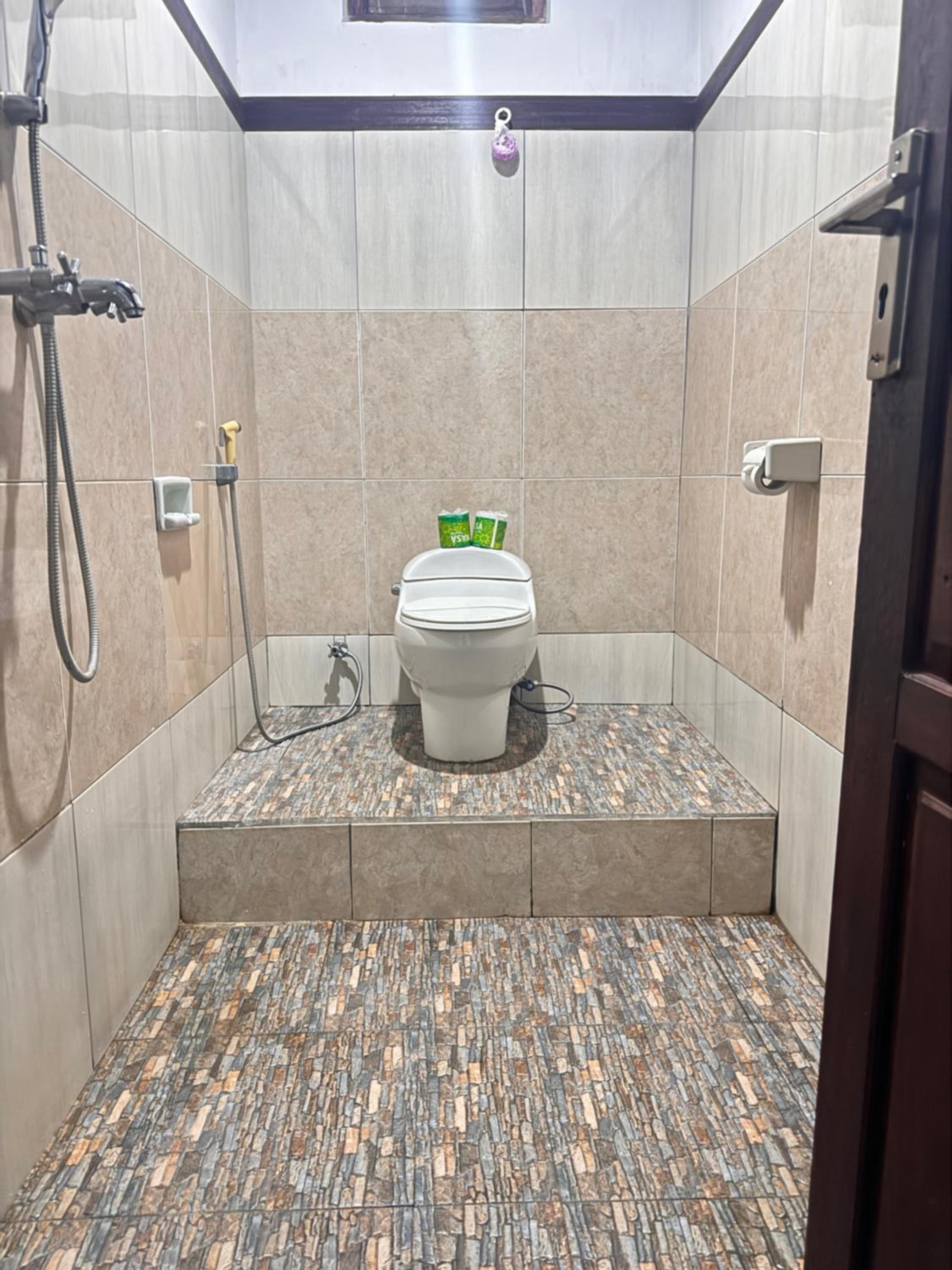 Standard Double or Twin Room - Photo 8