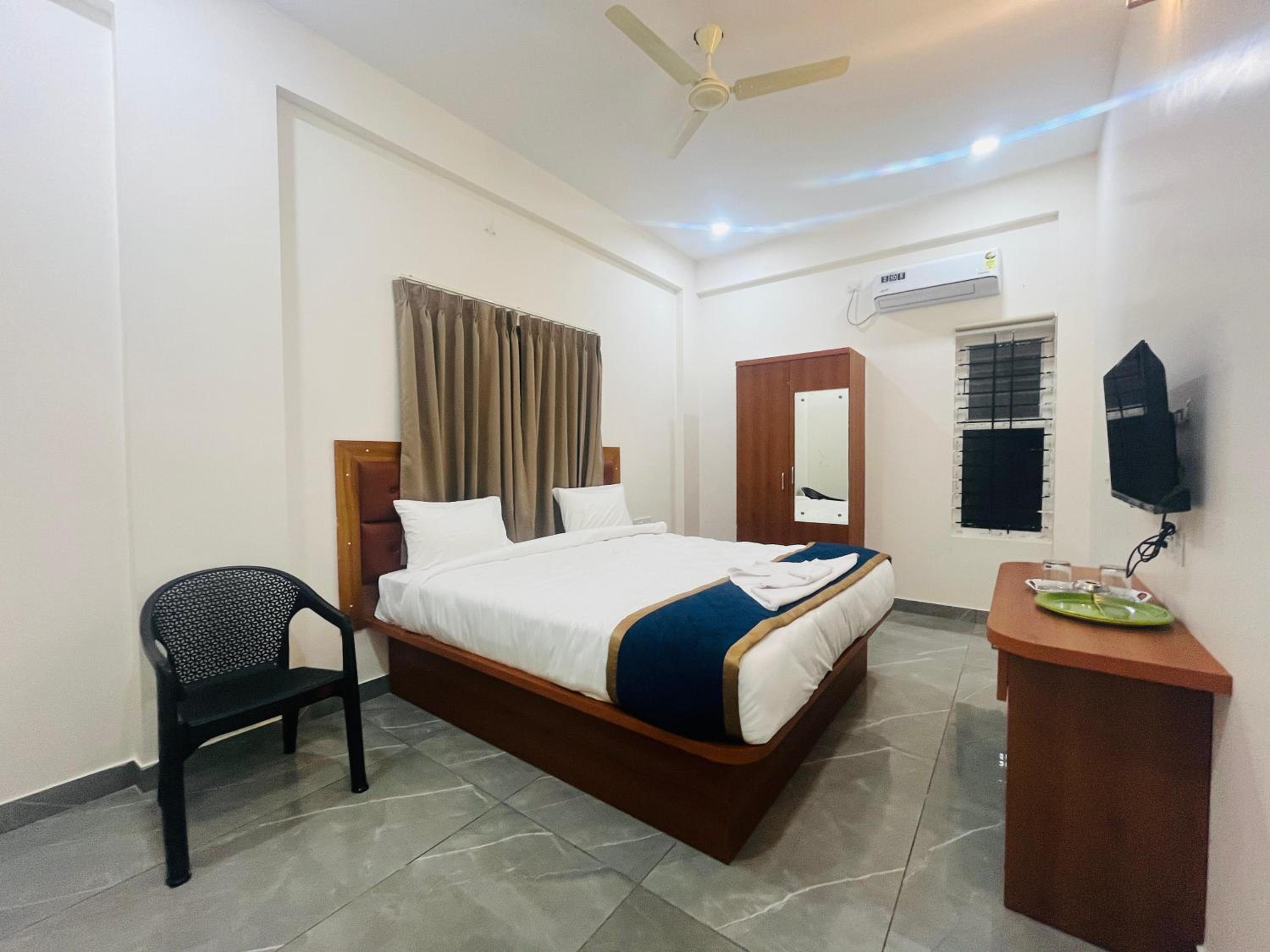 Deluxe Double Room (2 Adults + 1 Child) photo 3