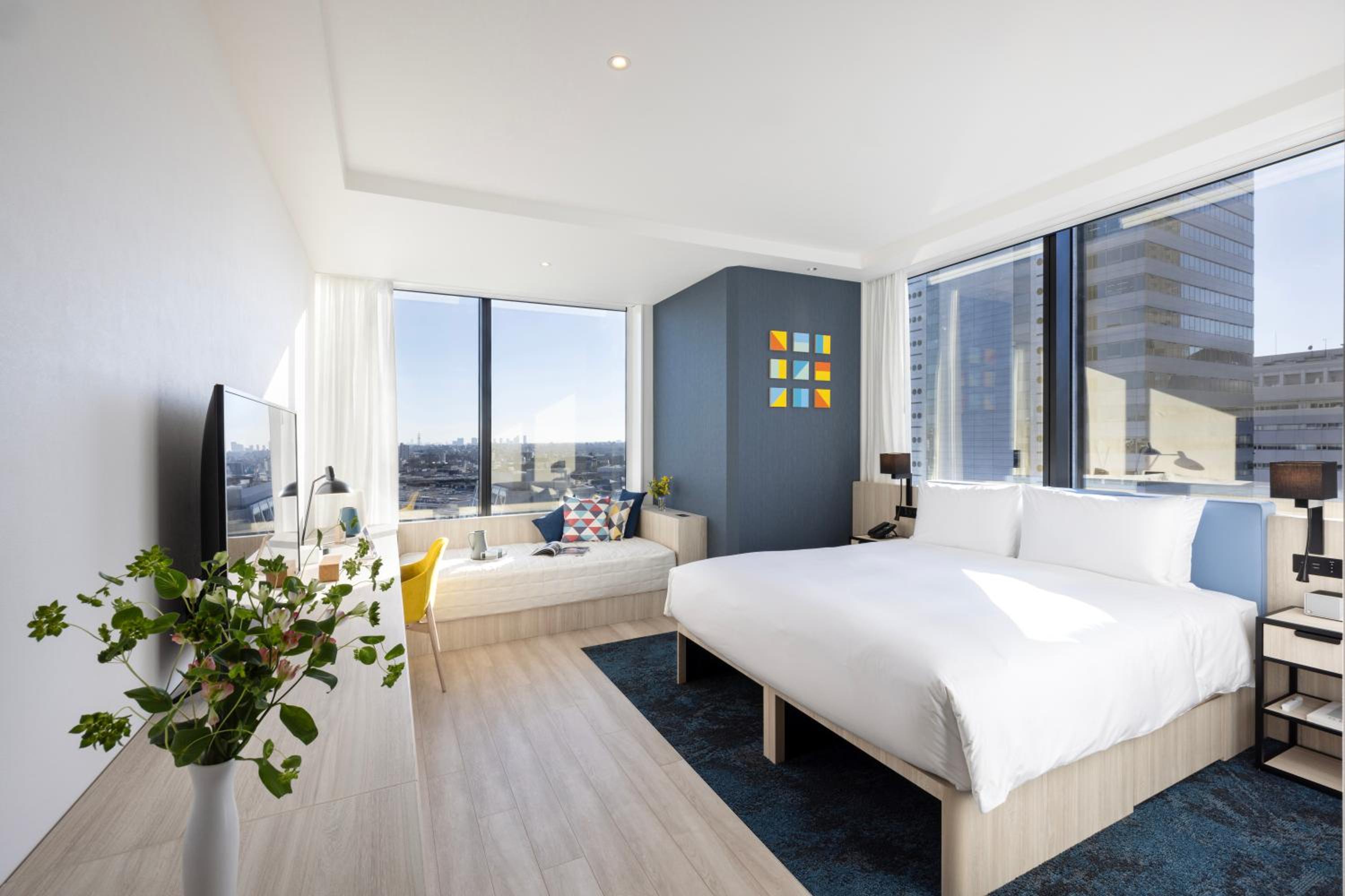 Premium King Room with Day Bed photo 3
