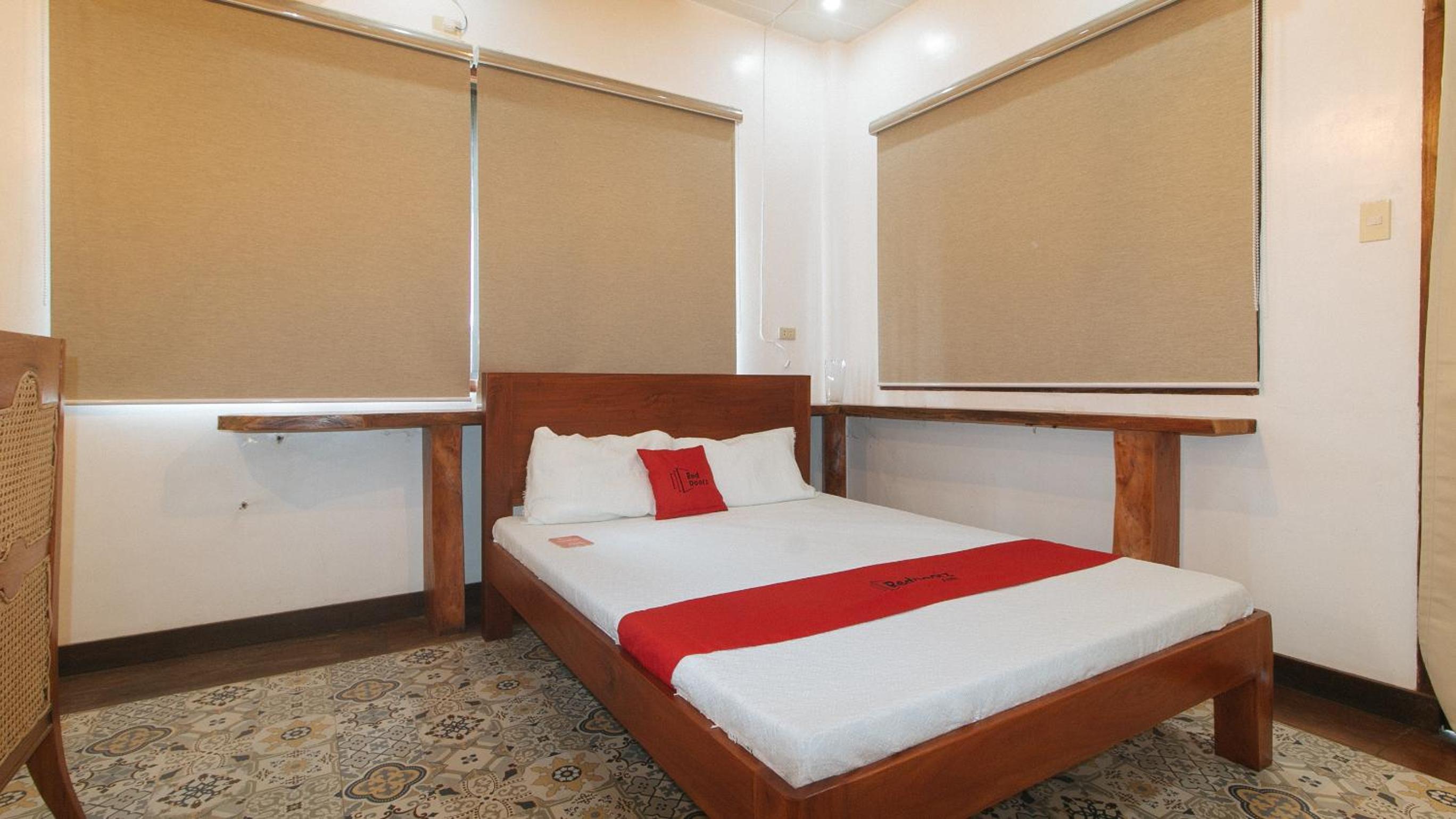 Double Room with Shared Bathroom - Photo 3