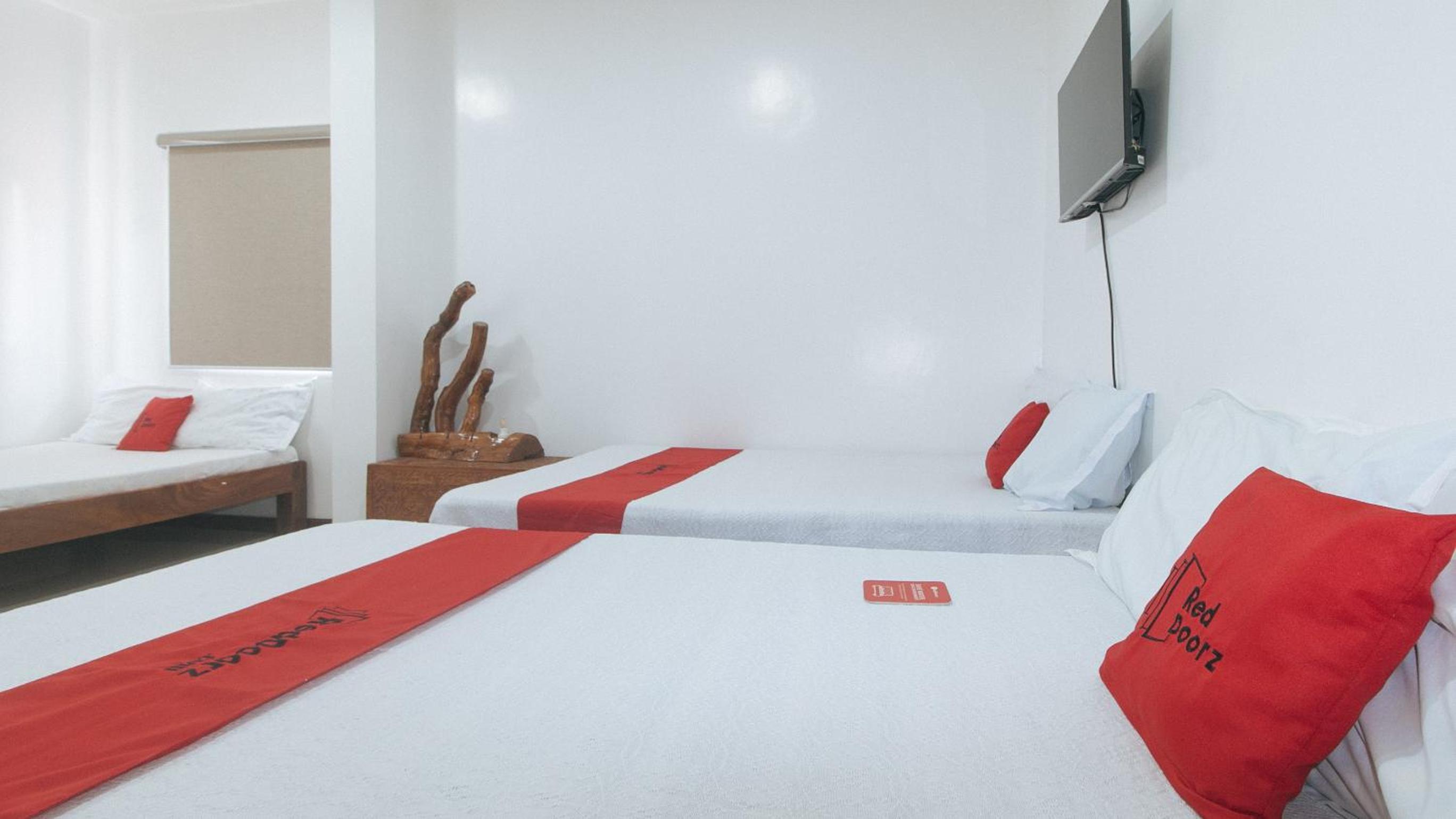 Family Room for 6 Adults - Photo 9