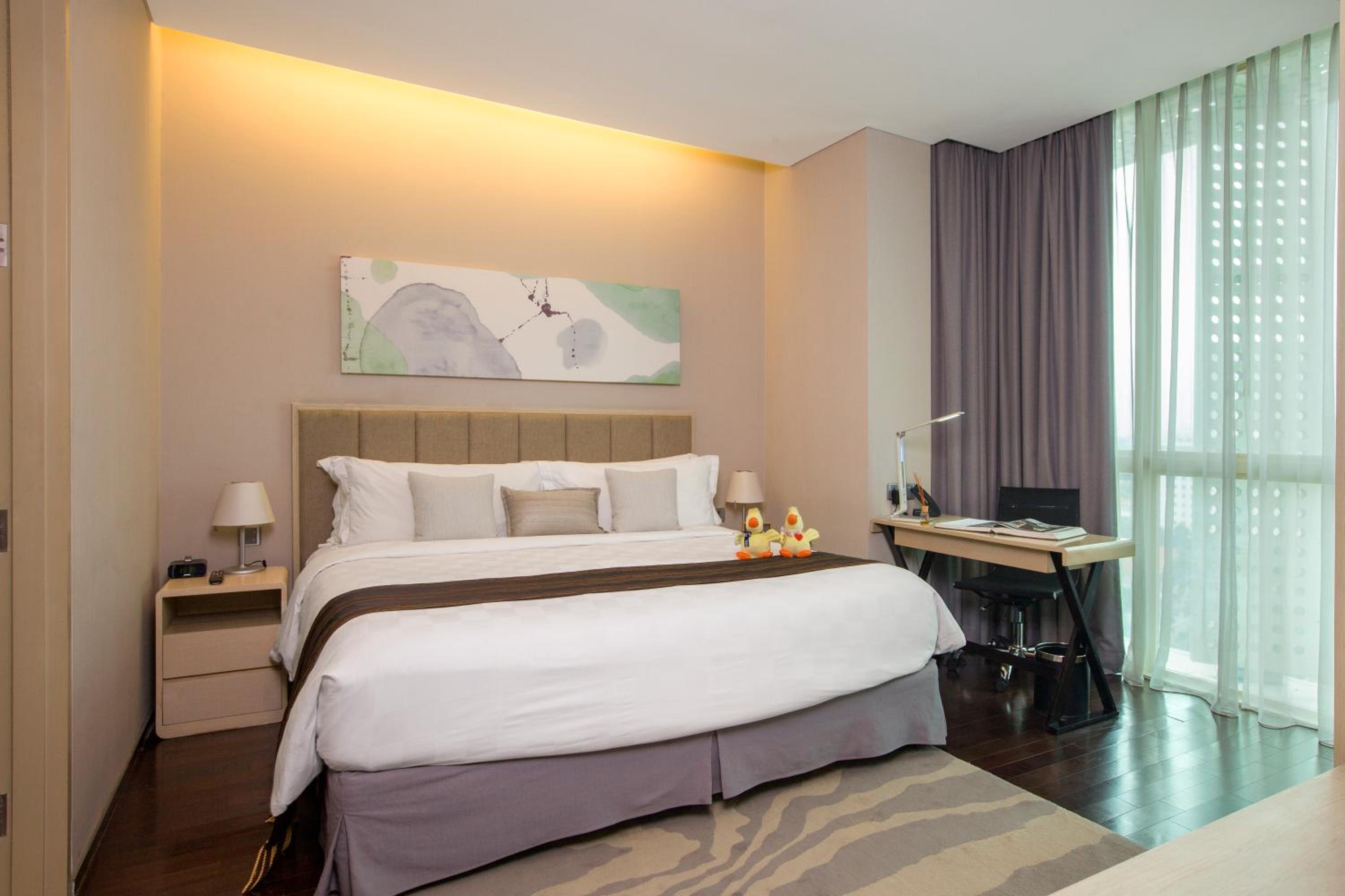Executive One-Bedroom Apartment - Photo 4