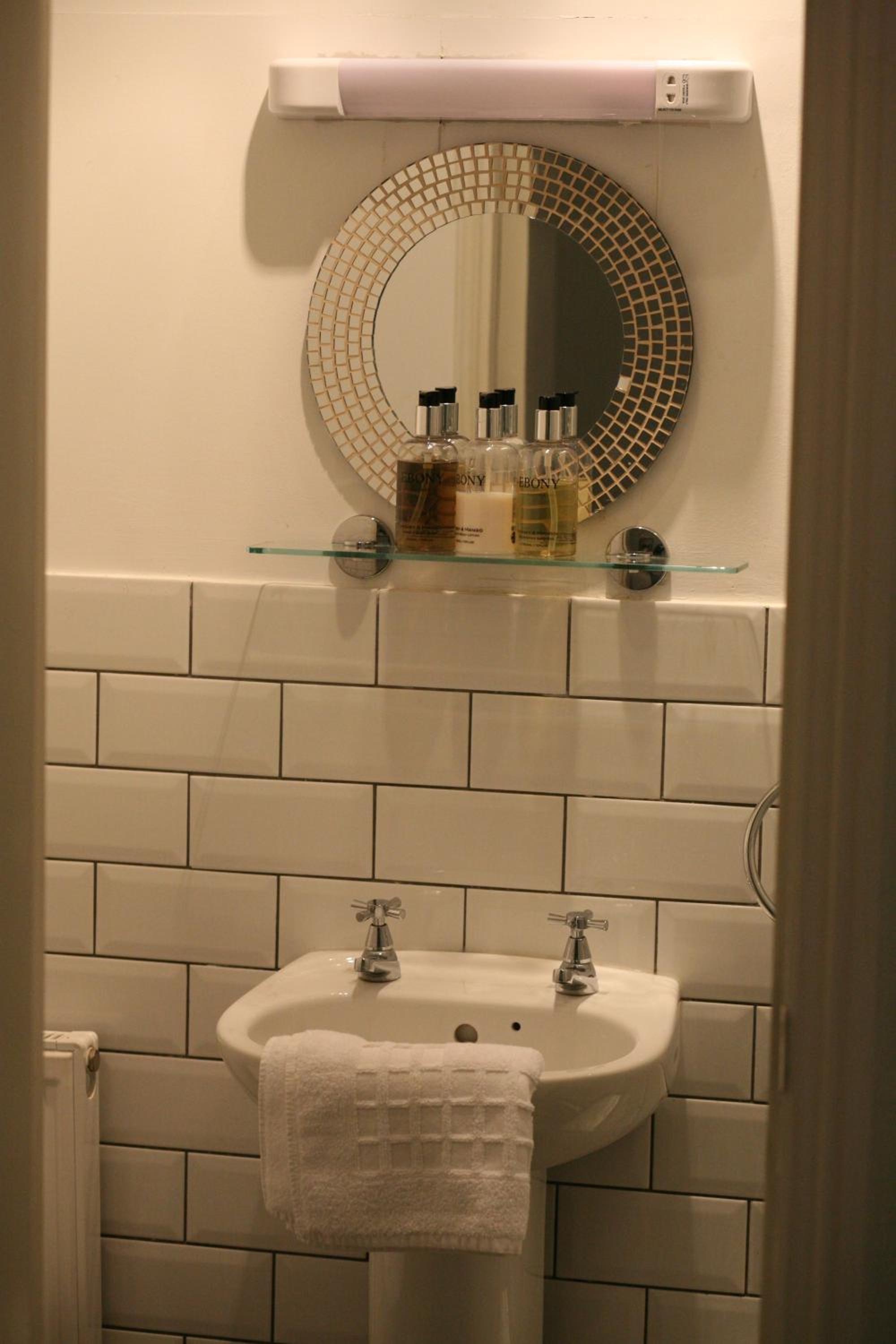 Double - Ensuite photo 2