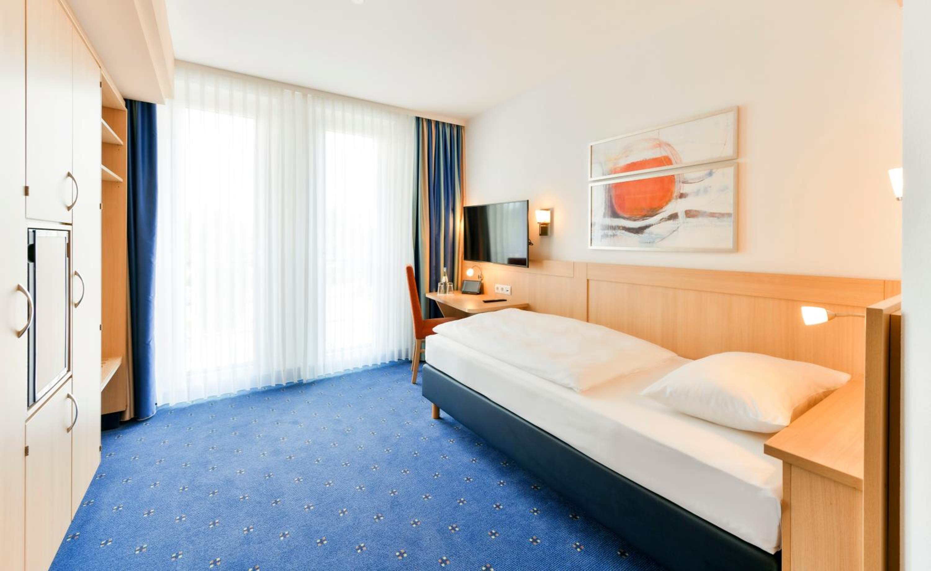 Single Room with Roll-In Shower - First Floor/Disability Access/Non-Smoking photo 1