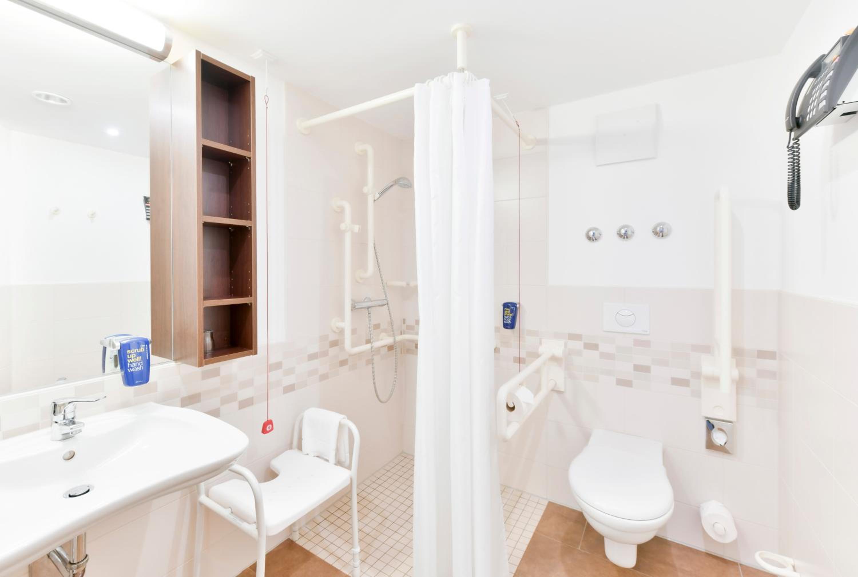 Single Room with Roll-In Shower - First Floor/Disability Access/Non-Smoking photo 3