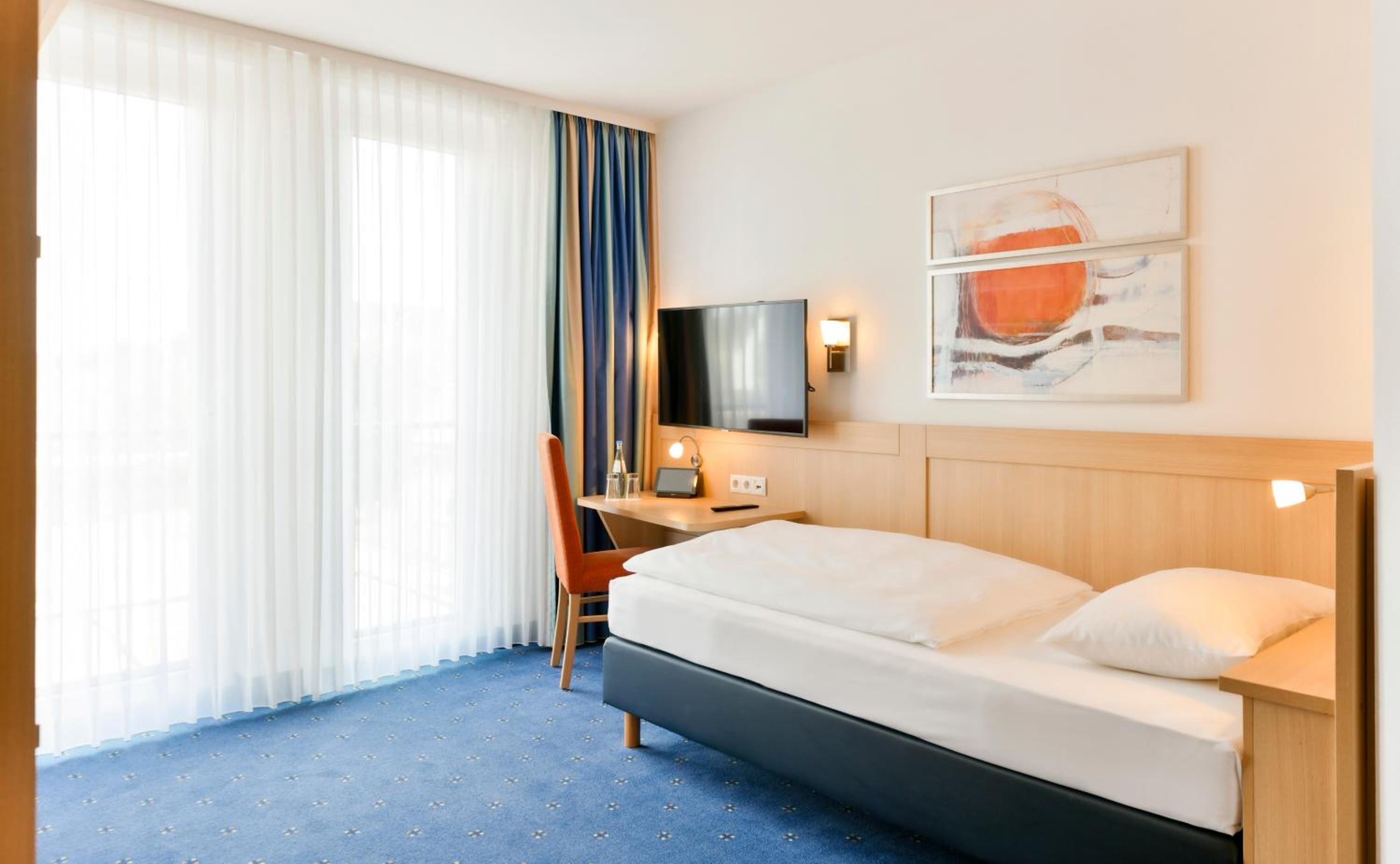 Single Room with Roll-In Shower - First Floor/Disability Access/Non-Smoking photo 2