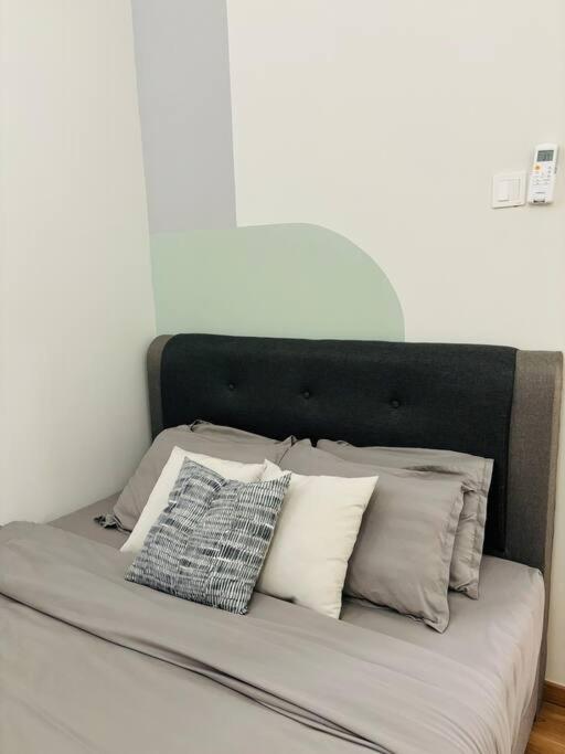Three-Bedroom Apartment with Mountain View - Photo 2