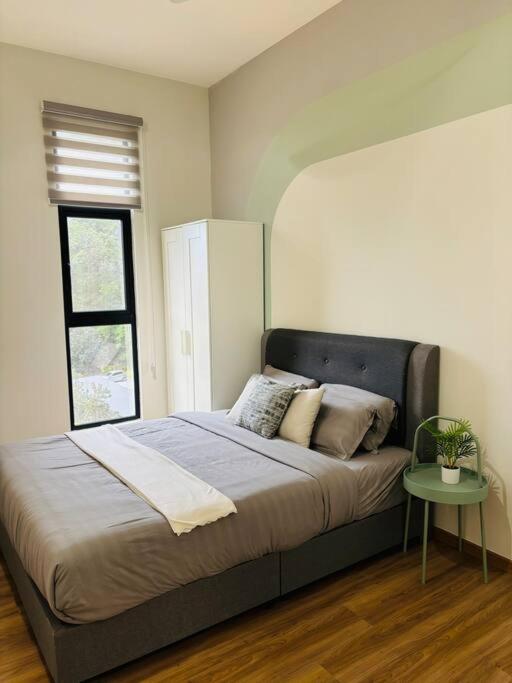 Three-Bedroom Apartment with Mountain View - Photo 6