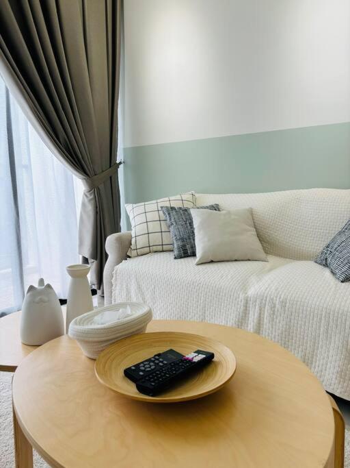 Three-Bedroom Apartment with Mountain View - Photo 7