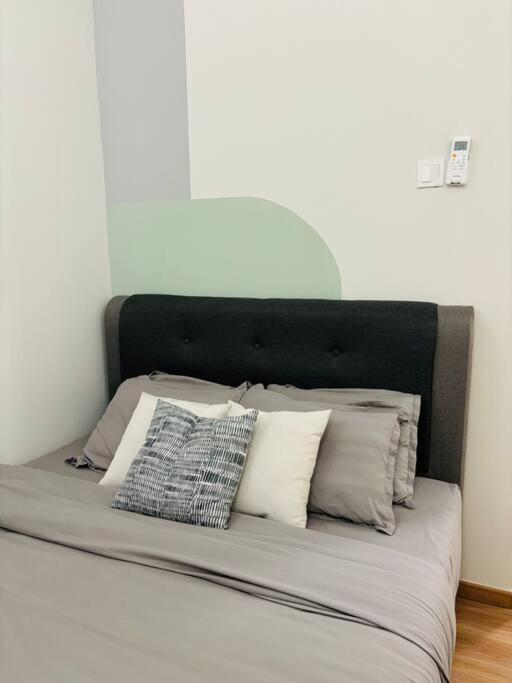 Three-Bedroom Apartment with Mountain View - Photo 8