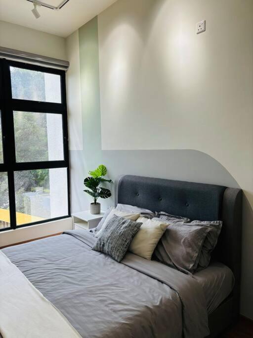 Three-Bedroom Apartment with Mountain View - Photo 9