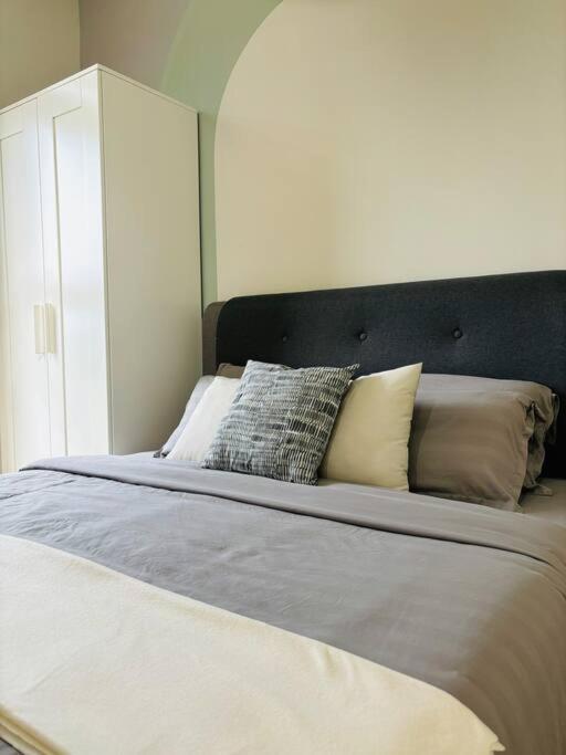 Three-Bedroom Apartment with Mountain View - Photo 10