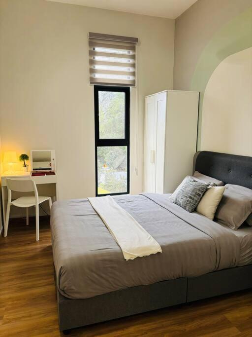 Three-Bedroom Apartment with Mountain View - Photo 11