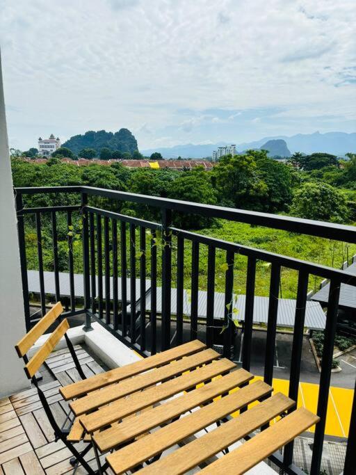 Three-Bedroom Apartment with Mountain View - Photo 12
