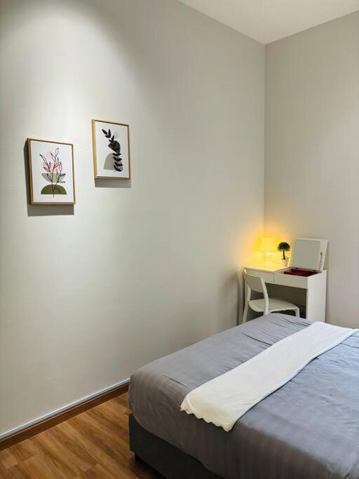 Three-Bedroom Apartment with Mountain View - Photo 13