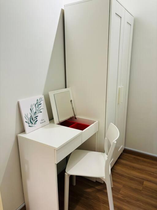 Three-Bedroom Apartment with Mountain View - Photo 14