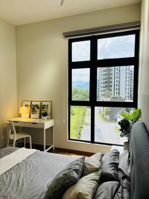 Three-Bedroom Apartment with Mountain View - Photo 15